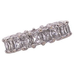 Anneau d'éternité en or blanc 14 carats avec diamants taille émeraude de 3,75 carats