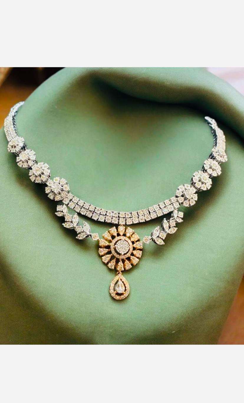 Un exquis collier de diamants, au design floral complexe, si original et si particulier.
Il rehausse votre beauté intemporelle et ajoute une touche de glamour et de beauté à votre look.
Fabriqué avec une attention particulière pour les