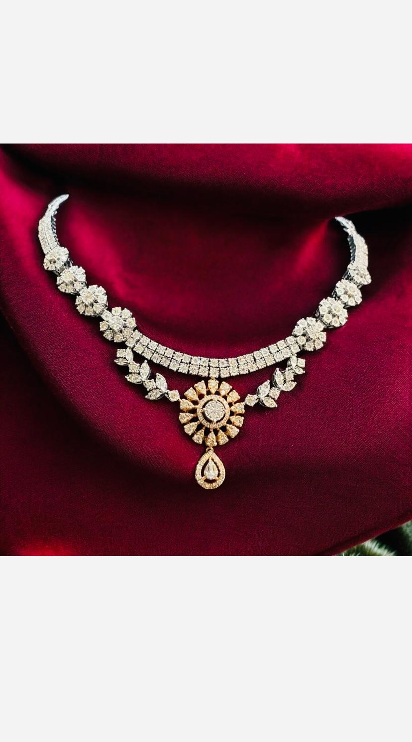 Taille ronde Collier en or rose/blanc avec diamants naturels de 3,75 carats en vente