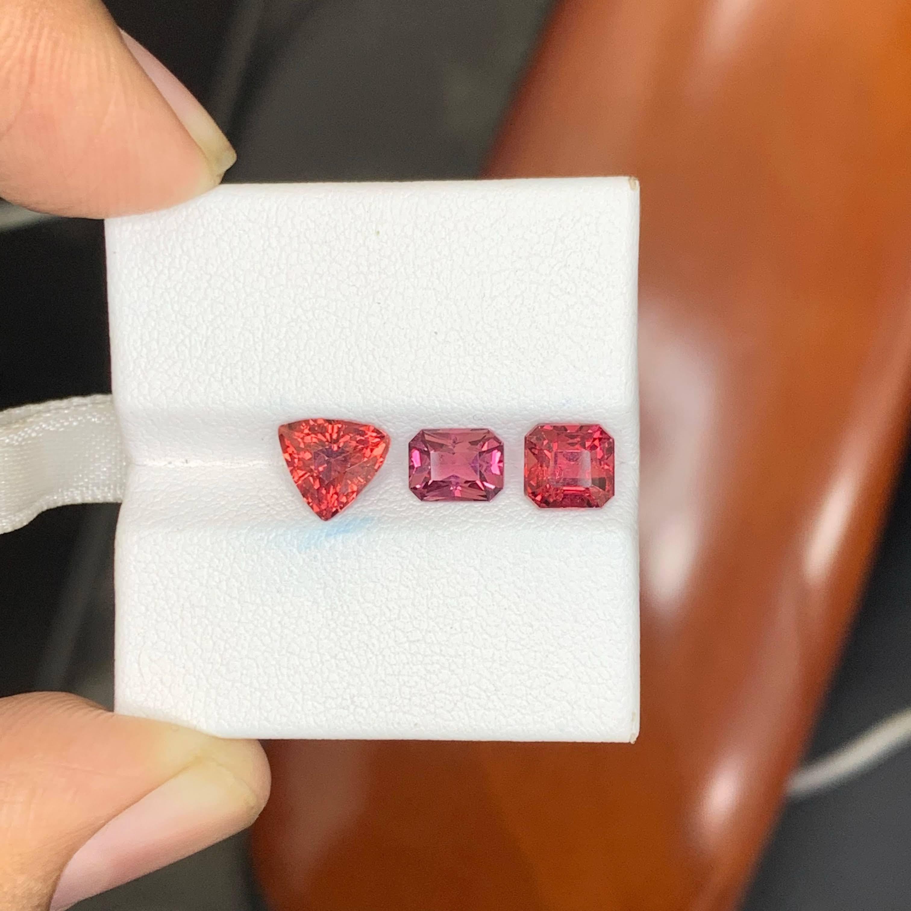 Moderno 3.75 Carat Natural Loose 3 Piece Garnet Stones Mix Cut African Gemstones in vendita