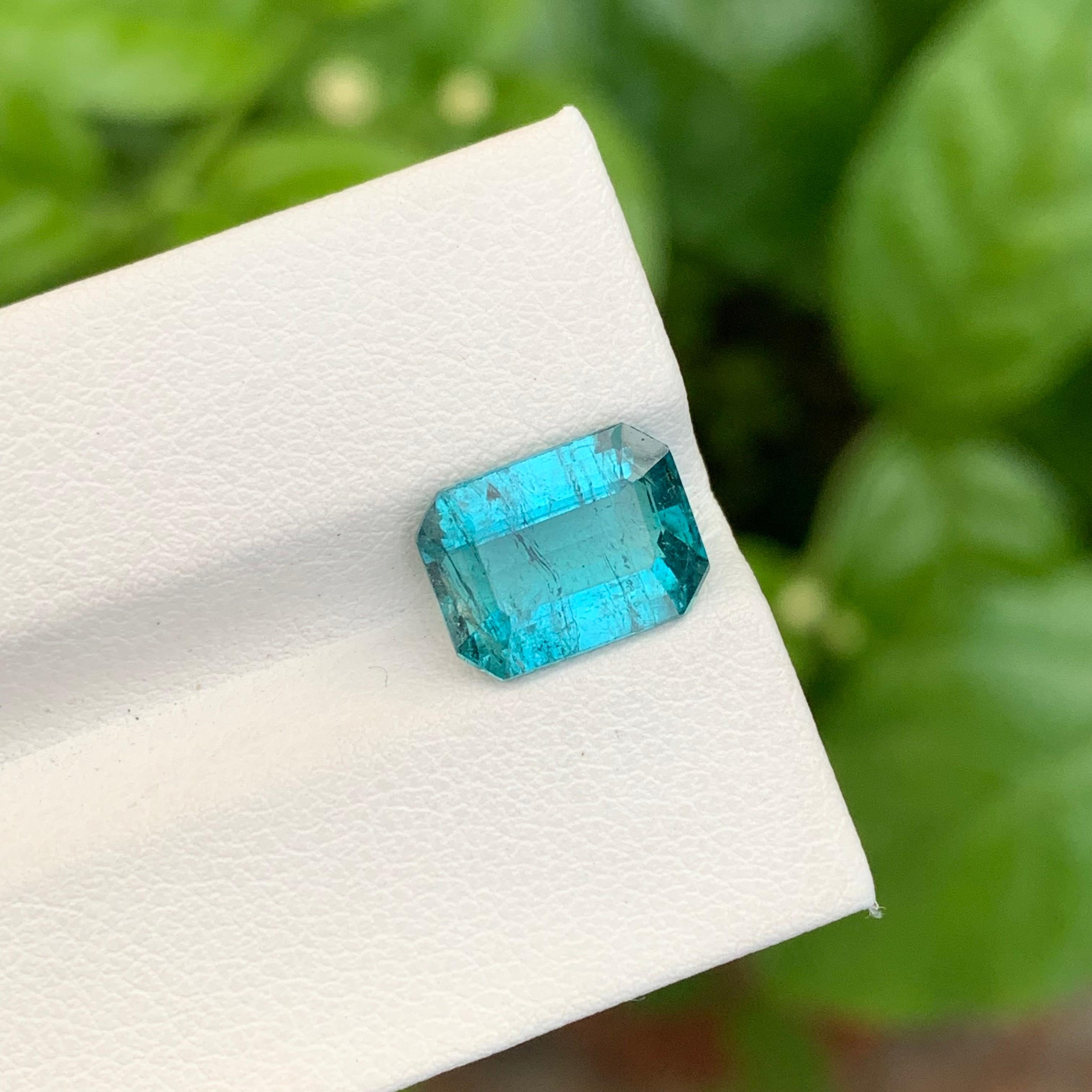 Taille émeraude Pierre précieuse non incluse, tourmaline bleue naturelle de 3,75 carats en forme d'émeraude en vente
