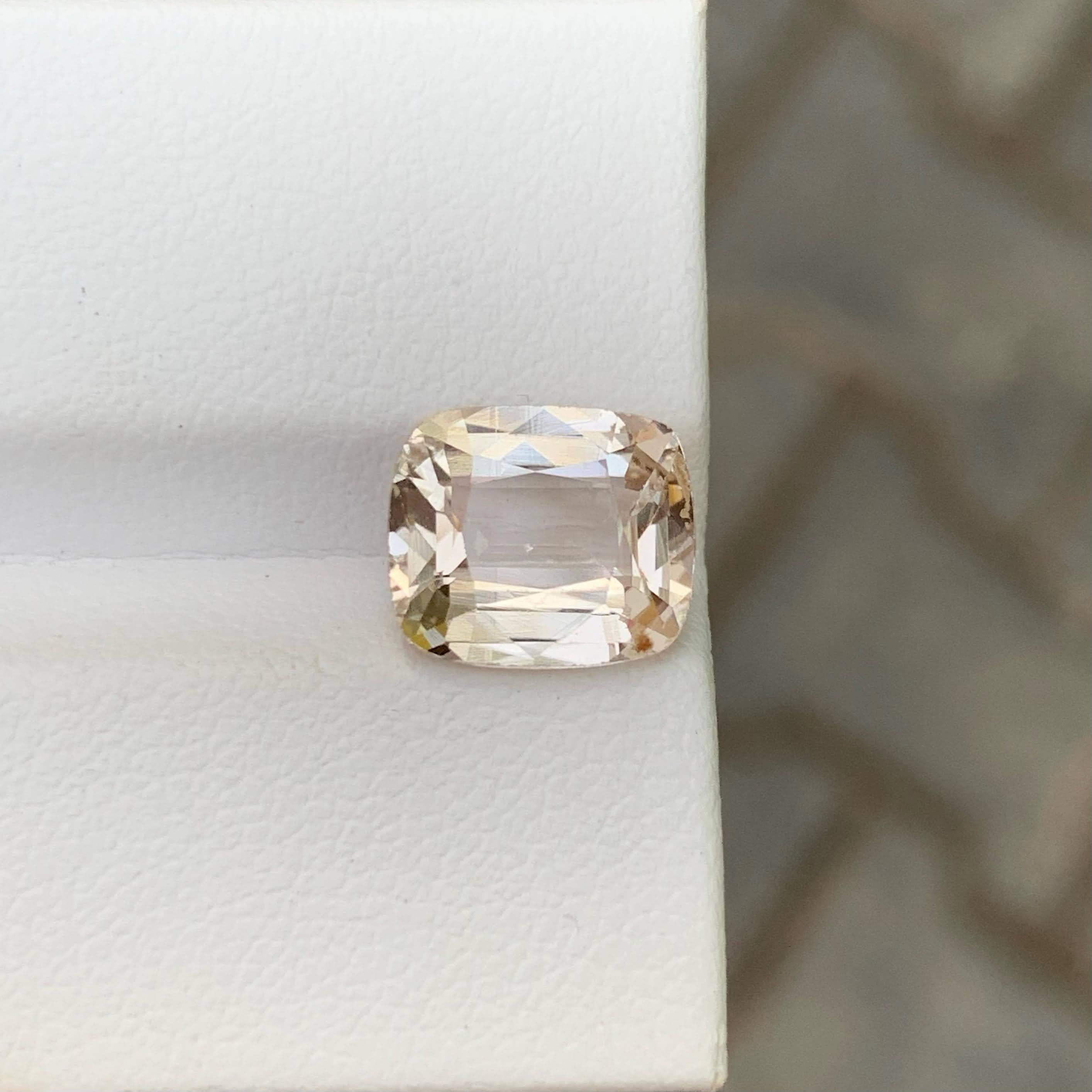 Poids 3,75 carats 
Dimensions 10,0x8,6x5,0mm
Traitement Aucun 
Origine : Pakistan 
Clarté VVS 
Forme Coupe Coussin 




Cette topaze pêche naturelle de 3,75 carats est une pierre précieuse rayonnante admirée pour sa teinte pêche chaude et délicate