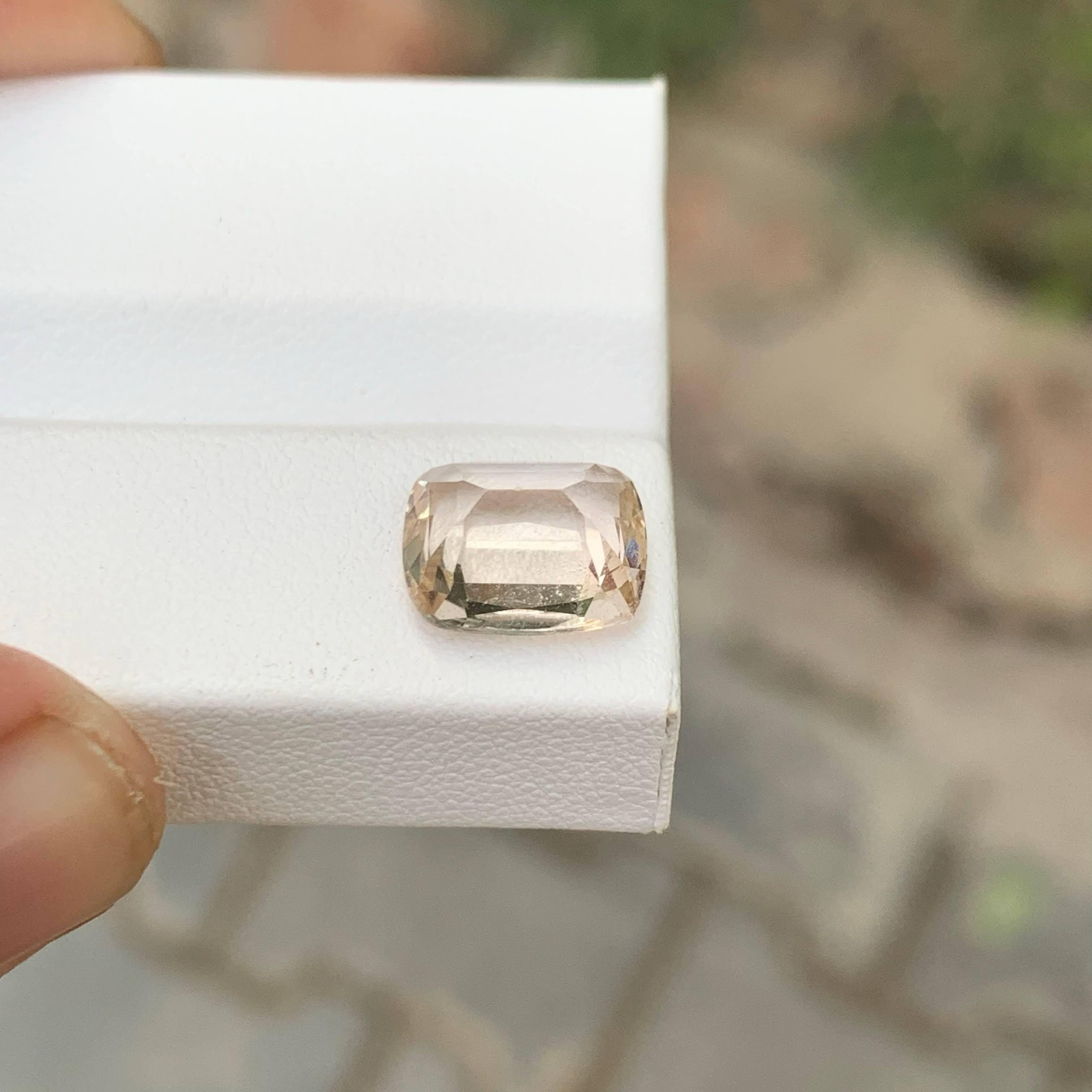 Moderne 3.75 Carat Natural Loose Peach Topaz Stone Cushion Cut Pakistani Gemstone (pierre pakistanaise taillée en coussin) en vente