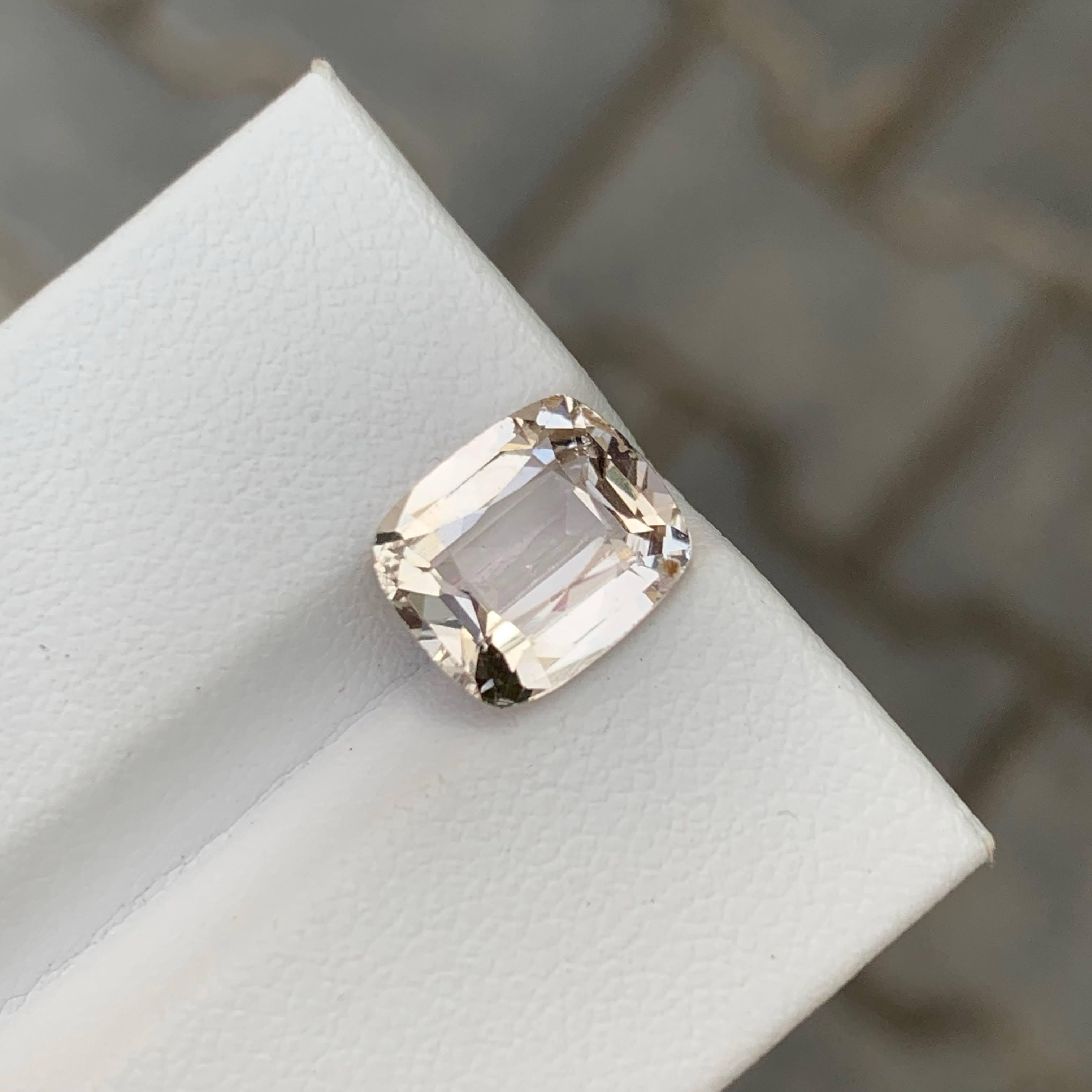 3.75 Carat Natural Loose Peach Topaz Stone Cushion Cut Pakistani Gemstone (pierre pakistanaise taillée en coussin) Unisexe en vente