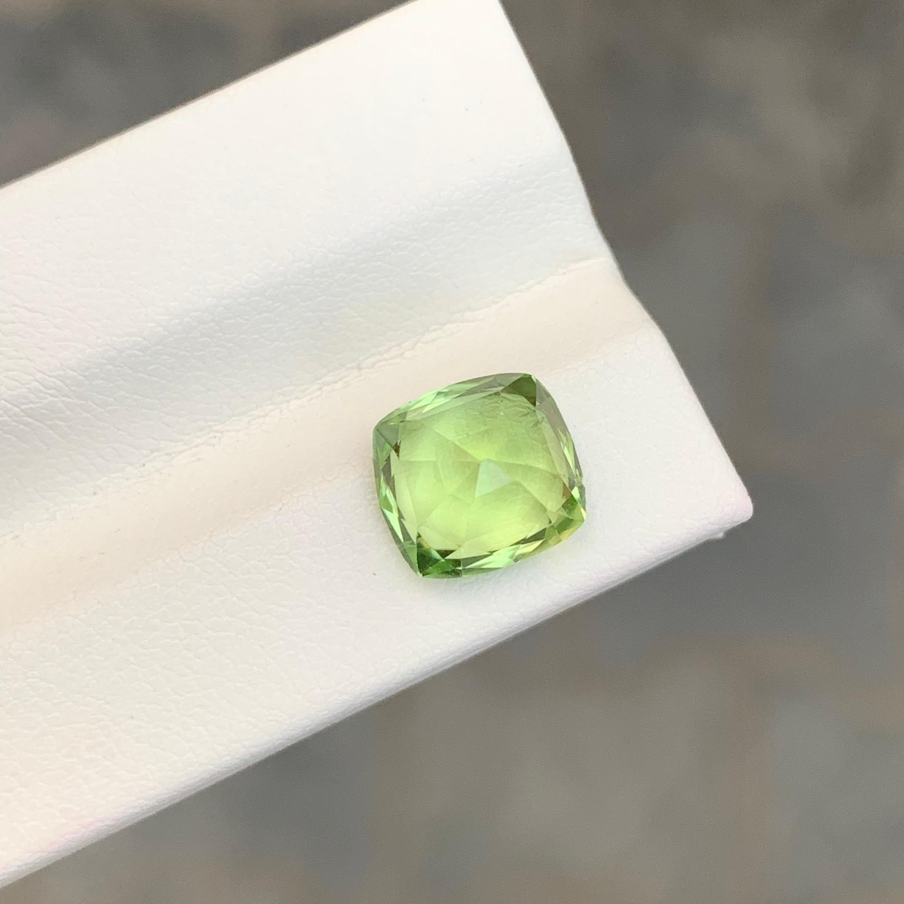 3.75 carats de péridot naturel en forme de coussin Unisexe en vente