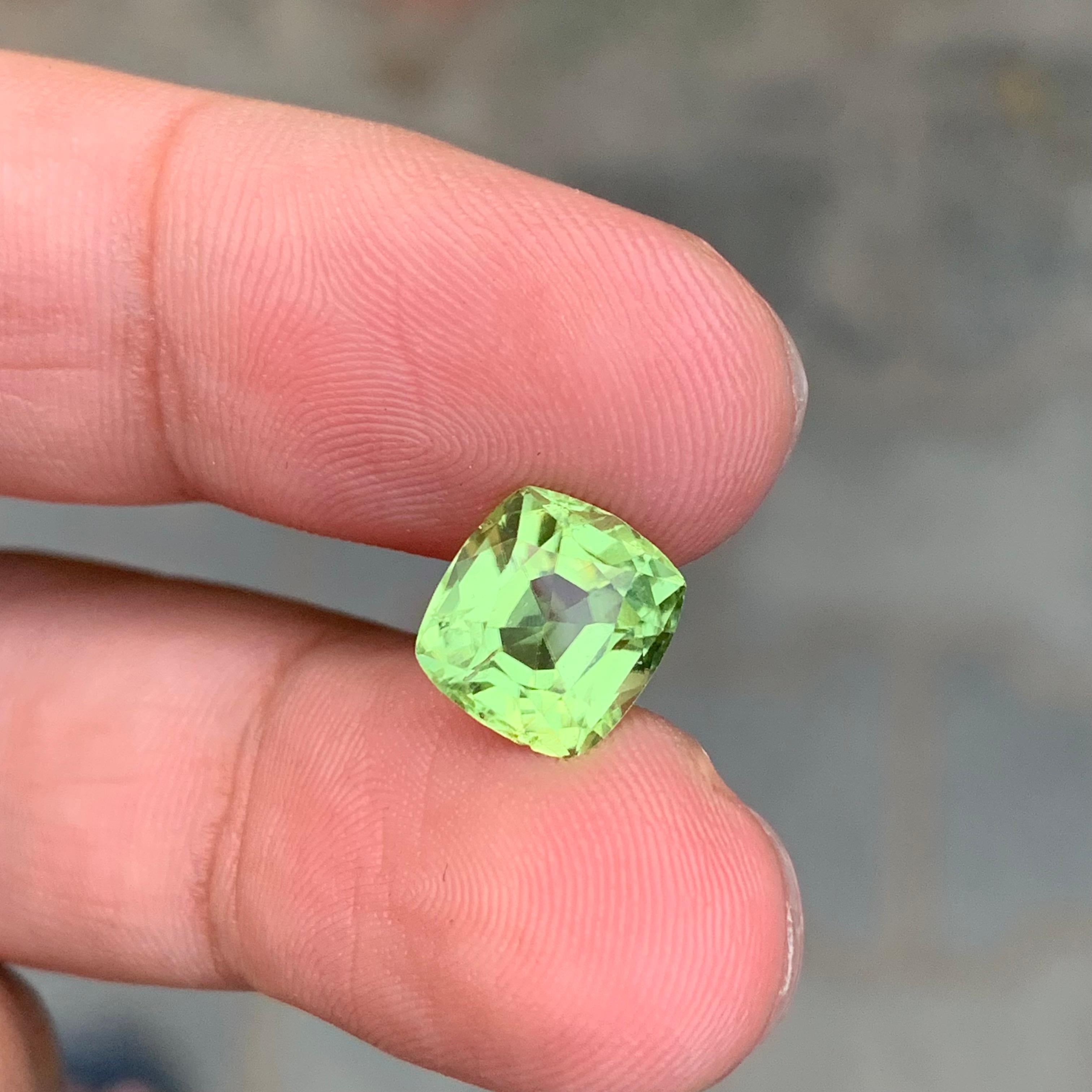 3.75 carats de péridot naturel en forme de coussin en vente 1