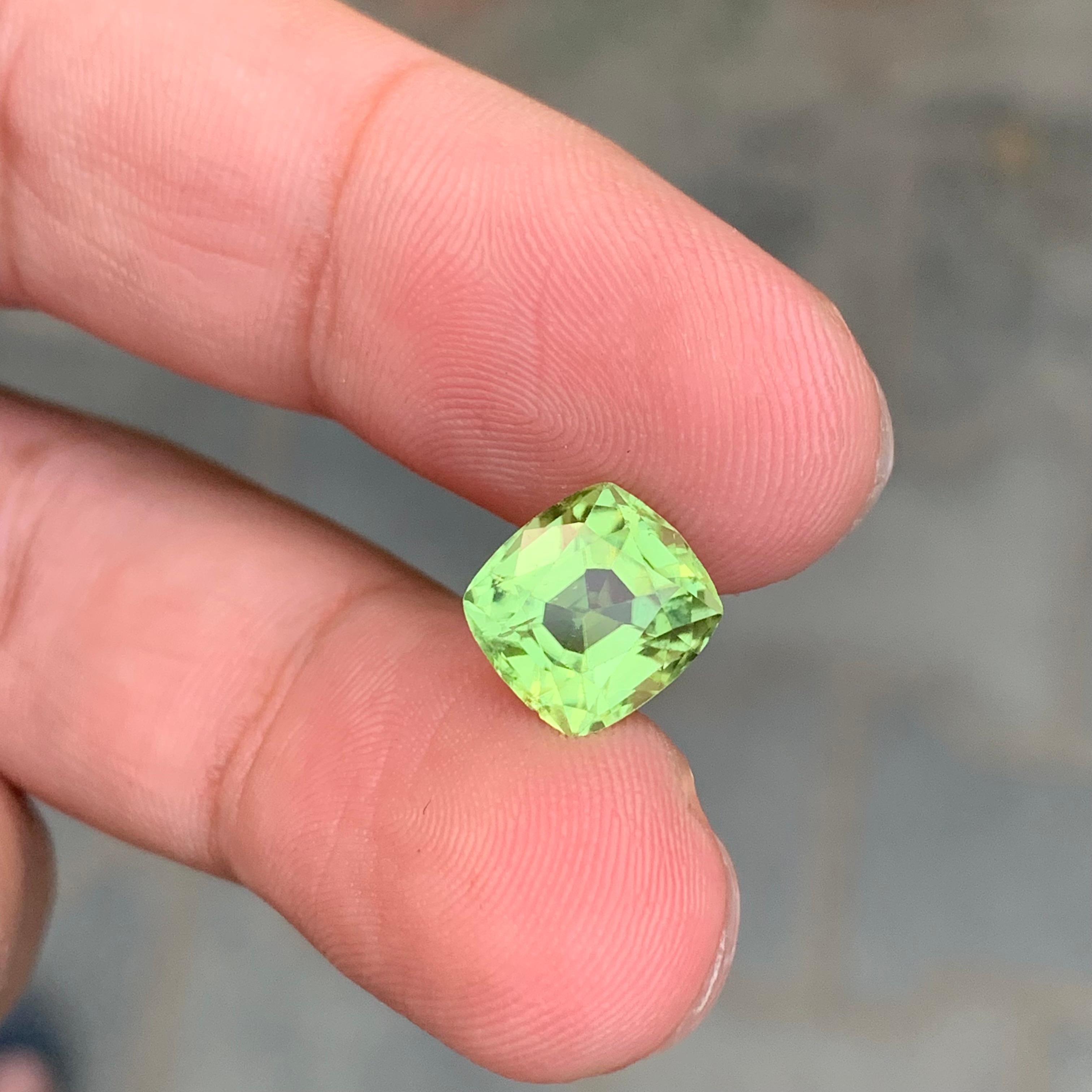 3.75 carats de péridot naturel en forme de coussin en vente 2