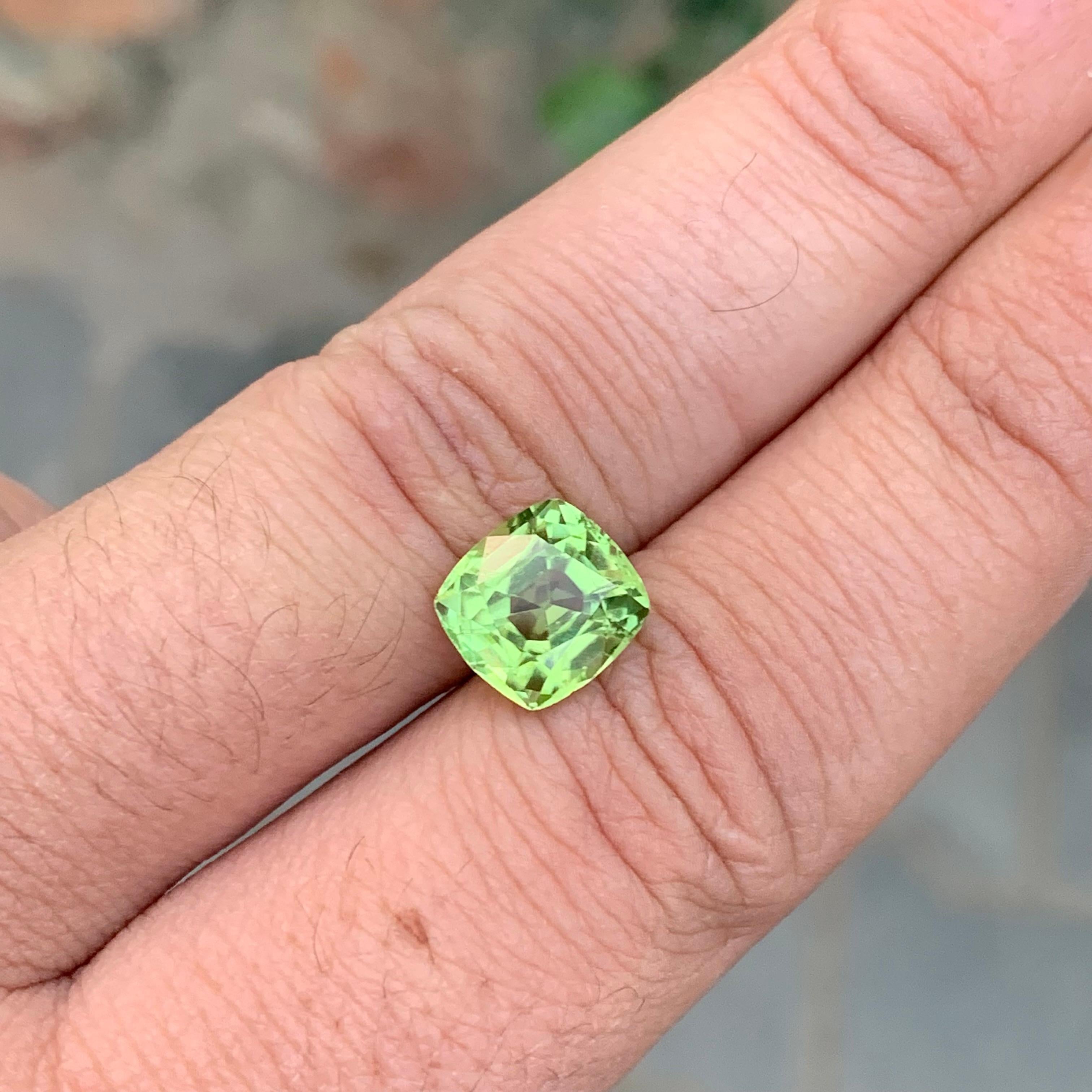 3.75 carats de péridot naturel en forme de coussin en vente 3