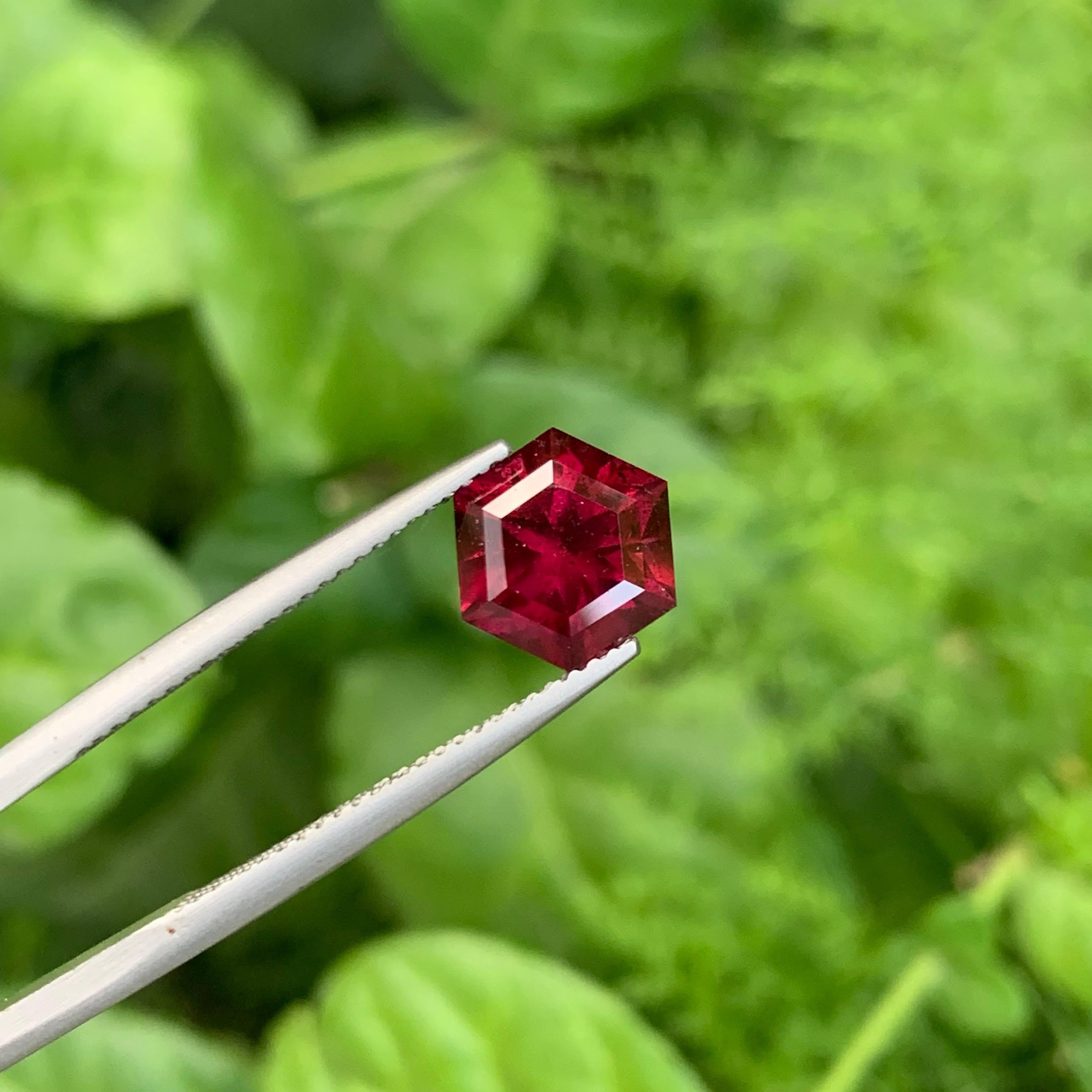 Moderne 3.75 Carat Natural Loose Vibrant Red Garnet Hexagonal Cut Tanzanian Gemstone (pierre précieuse tanzanienne de taille hexagonale) en vente
