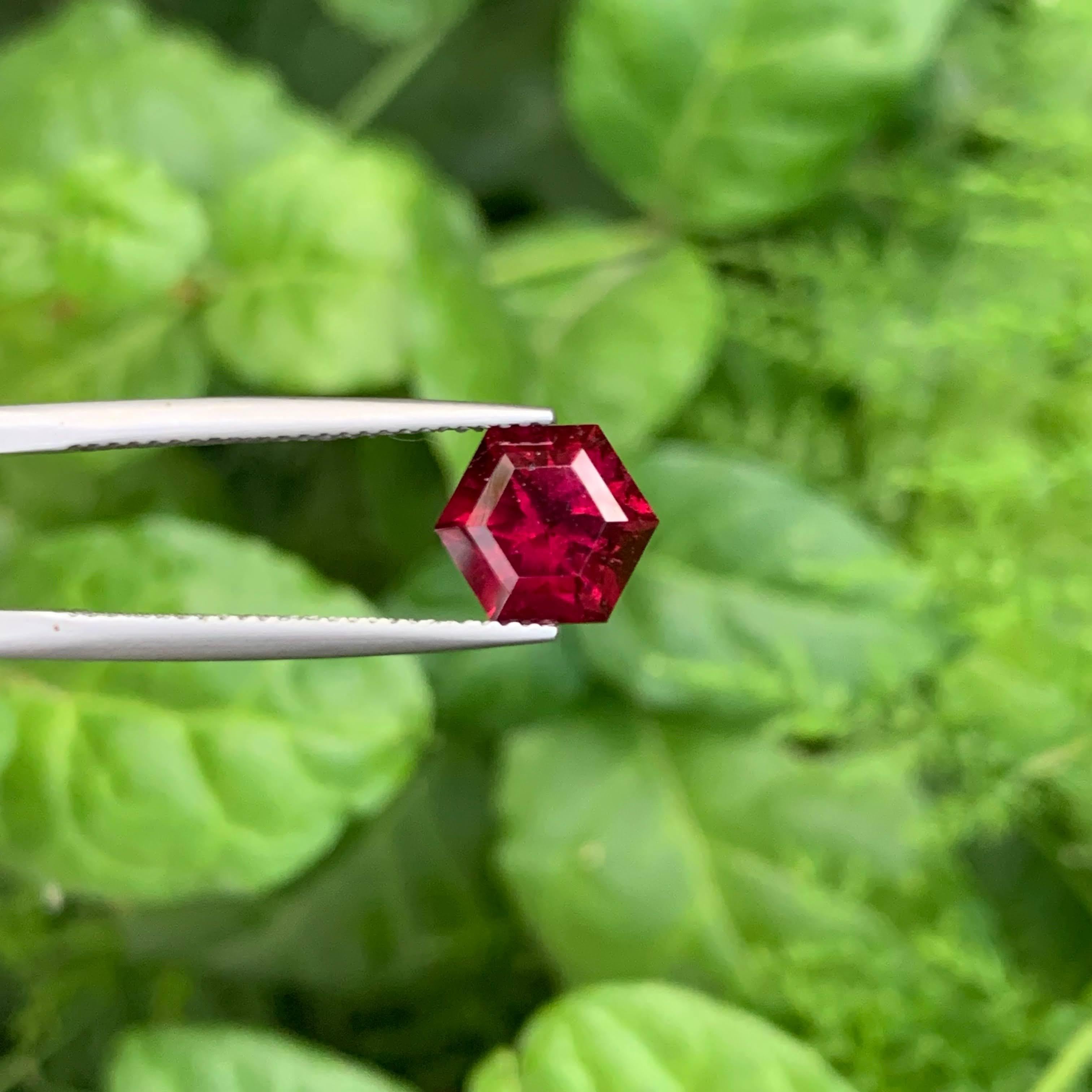 3.75 Carat Natural Loose Vibrant Red Garnet Hexagonal Cut Tanzanian Gemstone (pierre précieuse tanzanienne de taille hexagonale) Neuf - En vente à Bangkok, TH