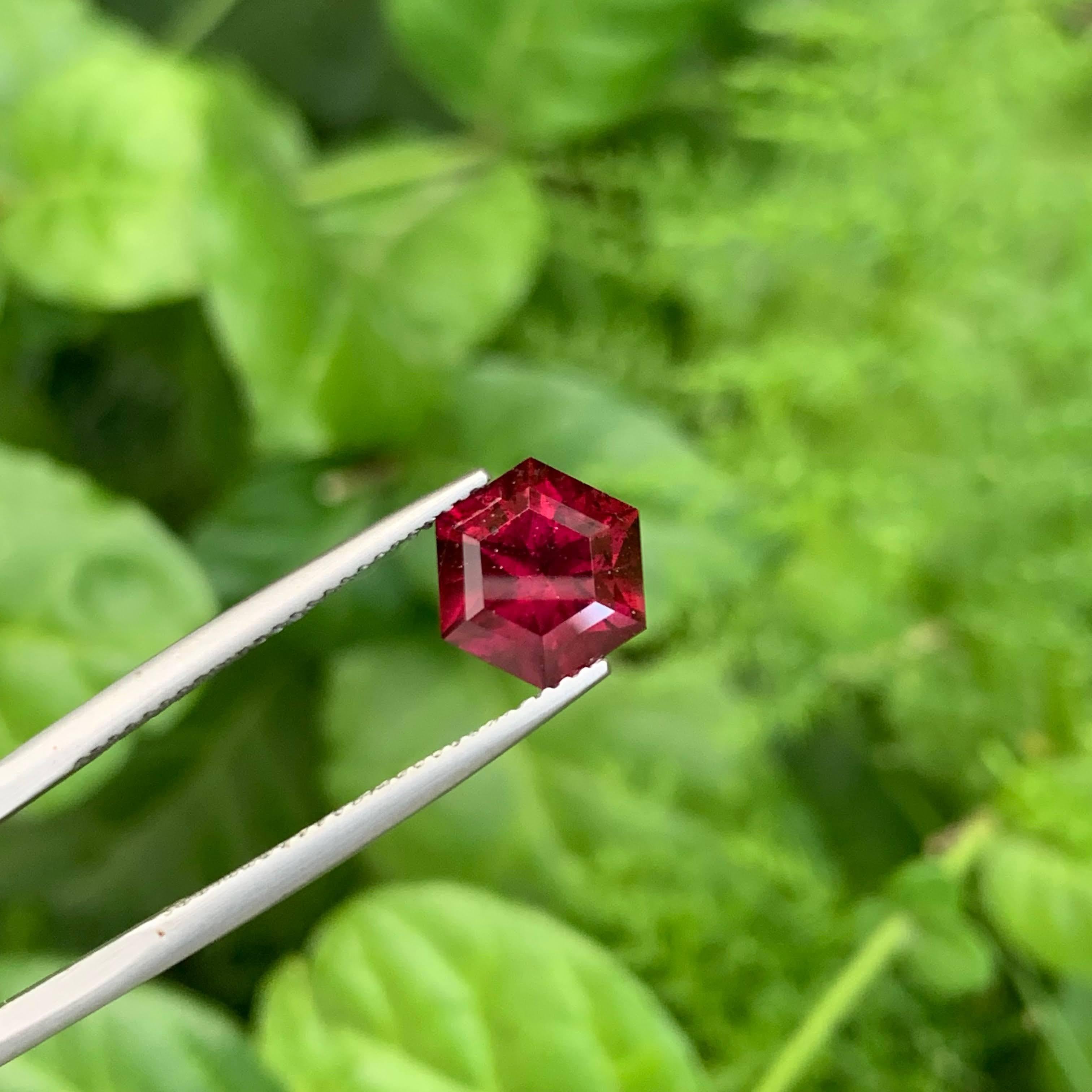 3.75 Carat Natural Loose Vibrant Red Garnet Hexagonal Cut Tanzanian Gemstone (pierre précieuse tanzanienne de taille hexagonale) Unisexe en vente