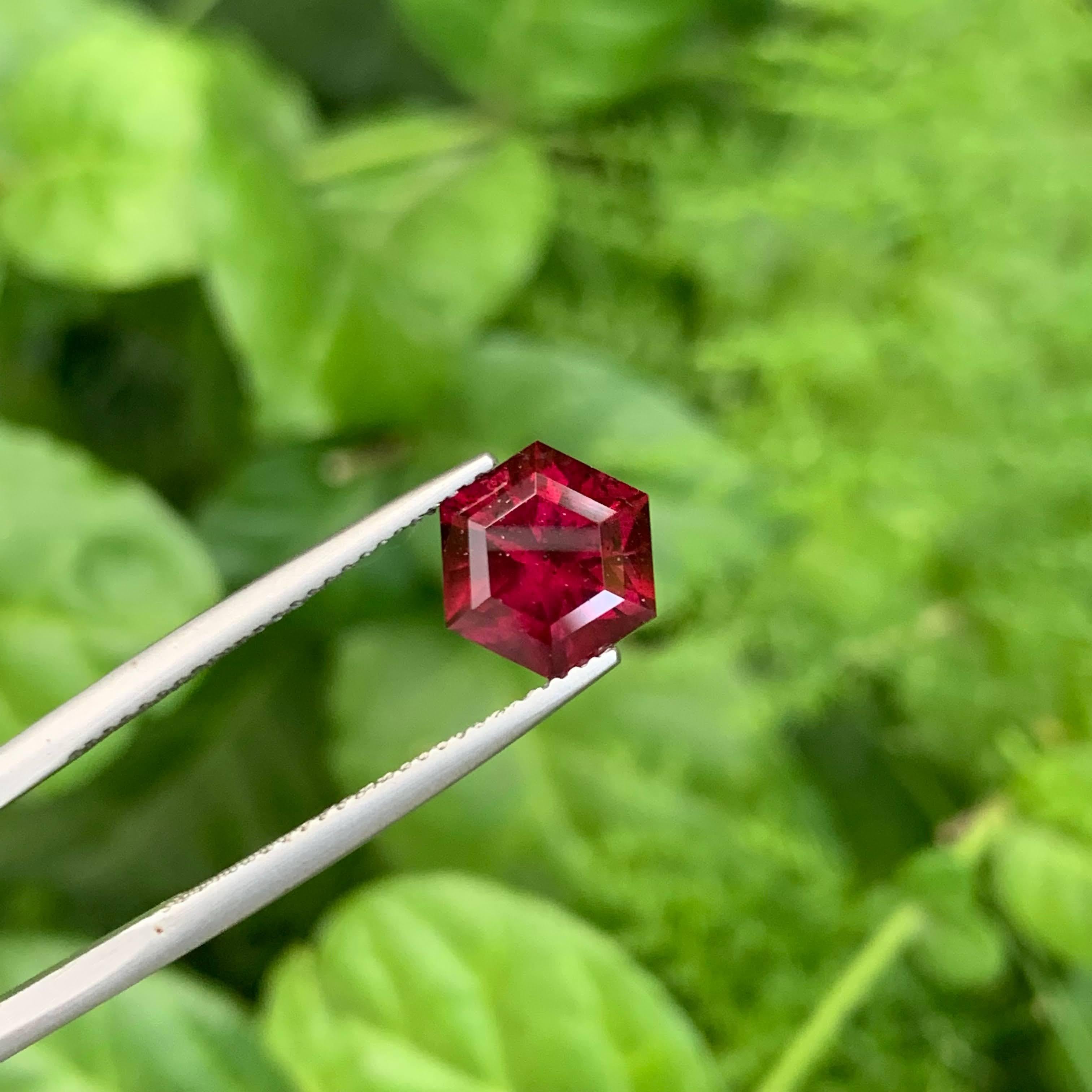 3.75 Carat Natural Loose Vibrant Red Garnet Hexagonal Cut Tanzanian Gemstone (pierre précieuse tanzanienne de taille hexagonale) en vente 1