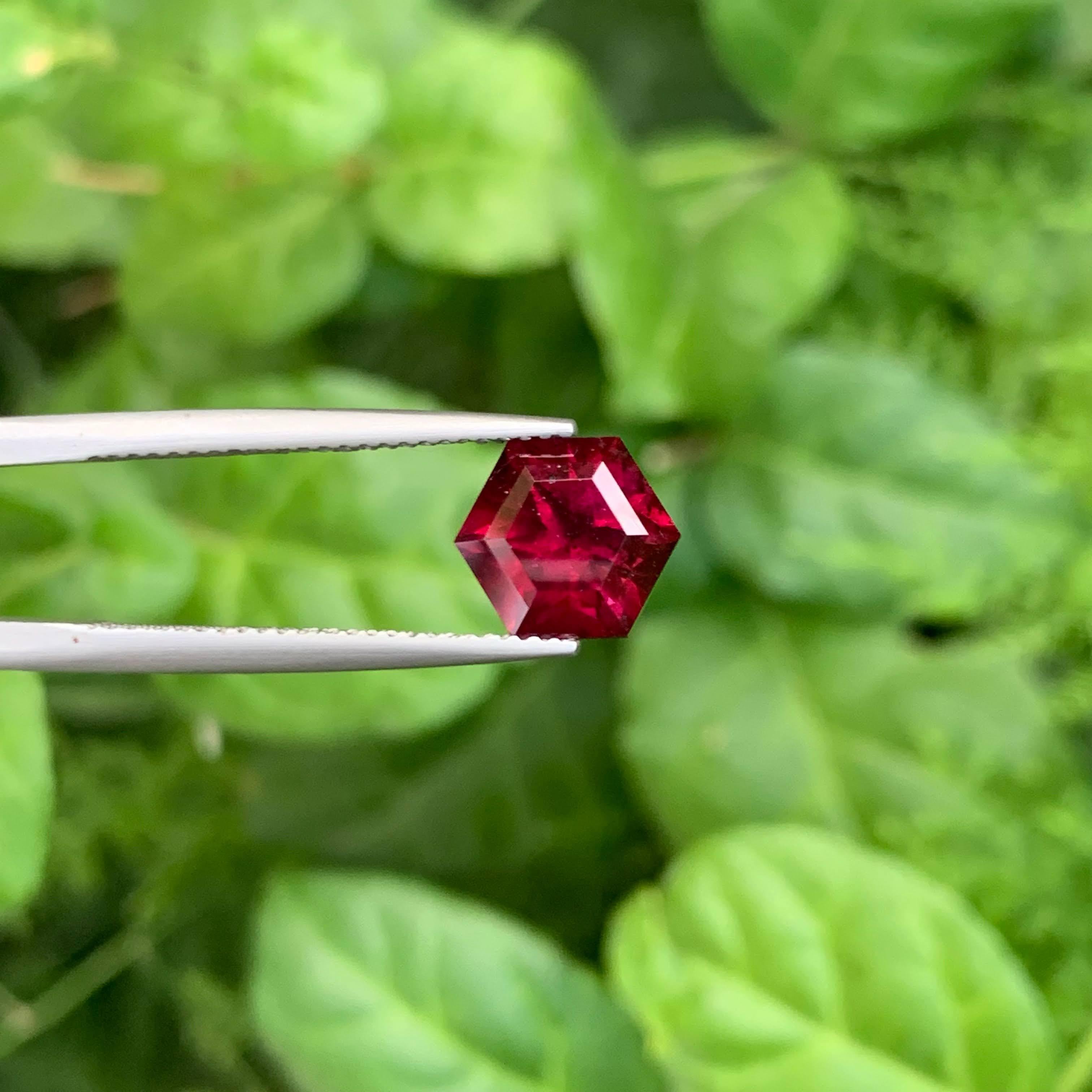 3.75 Carat Natural Loose Vibrant Red Garnet Hexagonal Cut Tanzanian Gemstone (pierre précieuse tanzanienne de taille hexagonale) en vente 2
