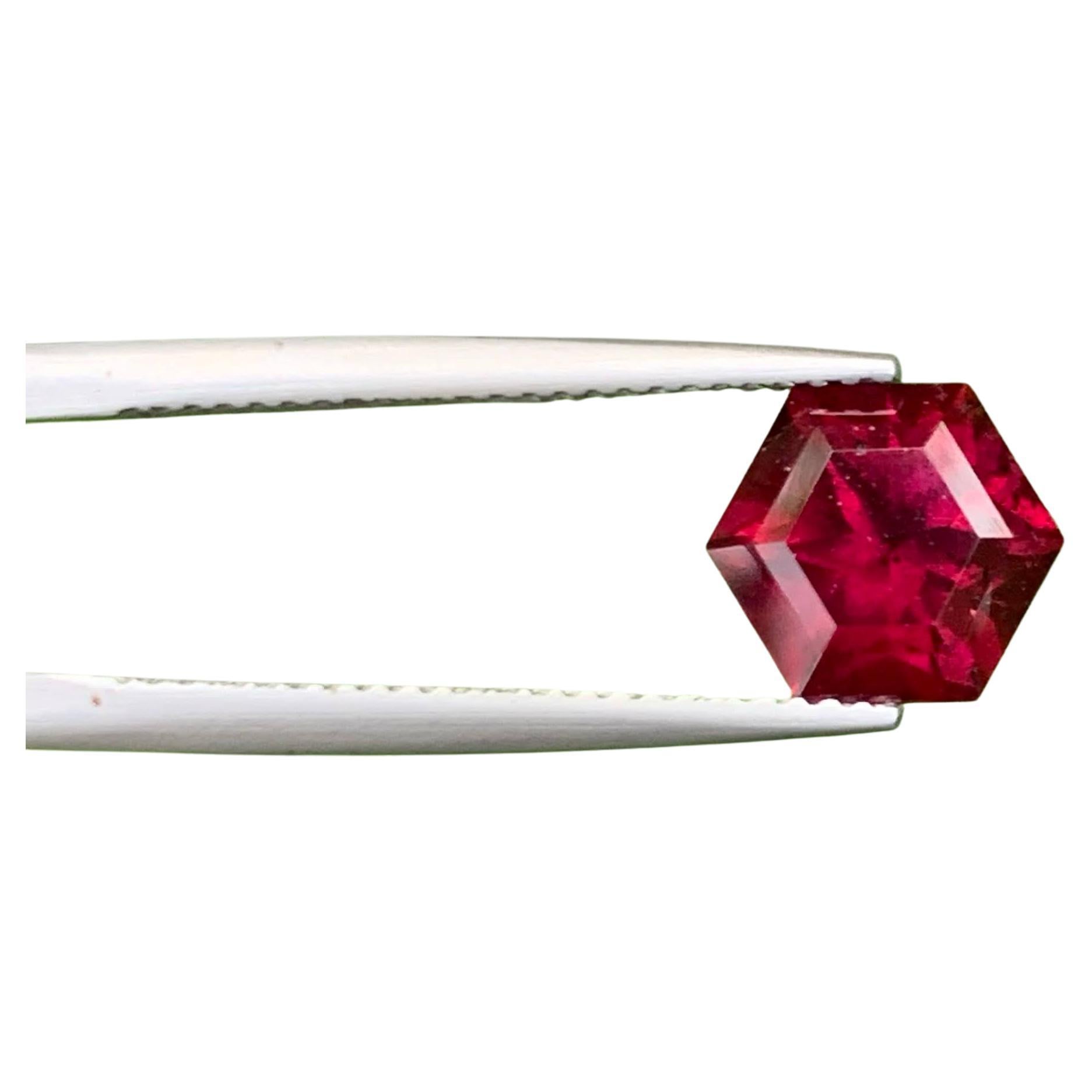 3.75 Carat Natural Loose Vibrant Red Garnet Hexagonal Cut Tanzanian Gemstone (pierre précieuse tanzanienne de taille hexagonale)