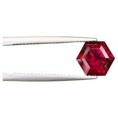 3.75 Carat Natural Loose Vibrant Red Garnet Hexagonal Cut Tanzanian Gemstone (pierre précieuse tanzanienne de taille hexagonale)