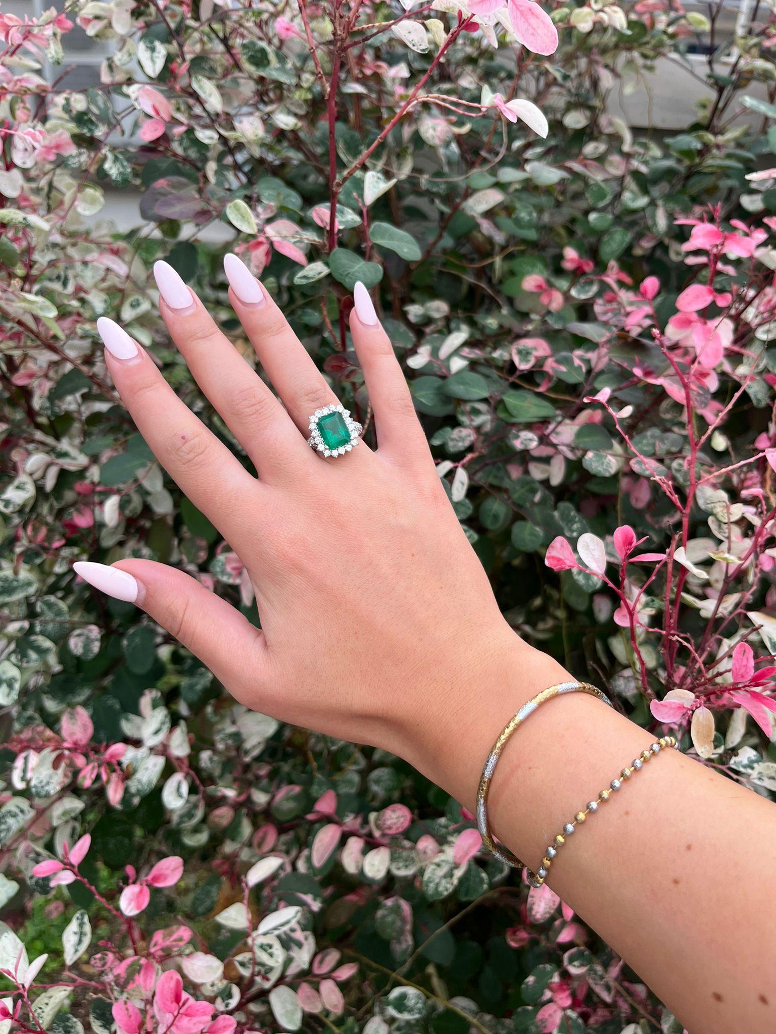 Donna Anello con smeraldo verde naturale da 3,75 carati, diamanti bianchi naturali, anello da donna in vendita