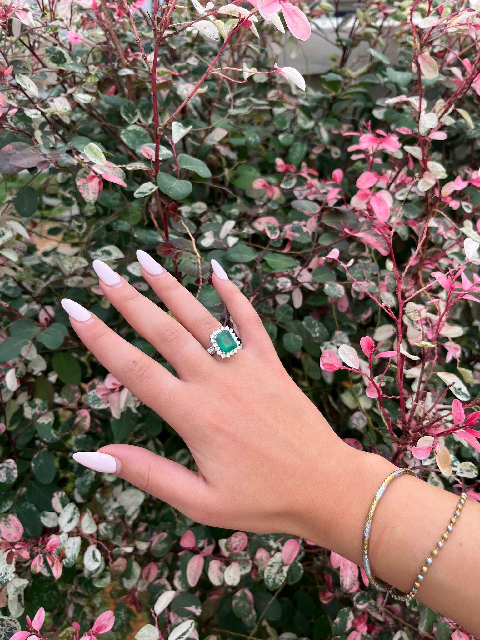 Anello con smeraldo verde naturale da 3,75 carati, diamanti bianchi naturali, anello da donna in vendita 2