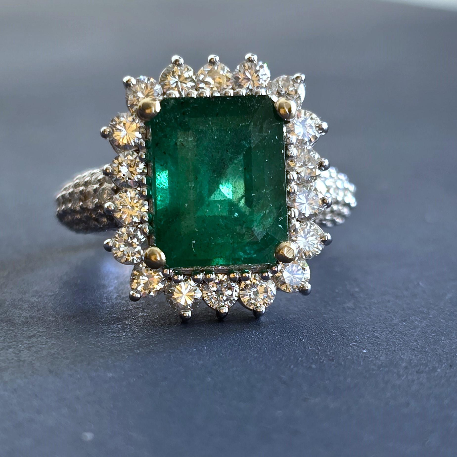 Questo anello è uno straordinario capolavoro di design di lusso, realizzato per affascinare e incantare. Realizzato in oro bianco 18 carati con un peso di 10 grammi, emana un'eleganza raffinata che completa il suo prezioso centrotavola. 

Il cuore è