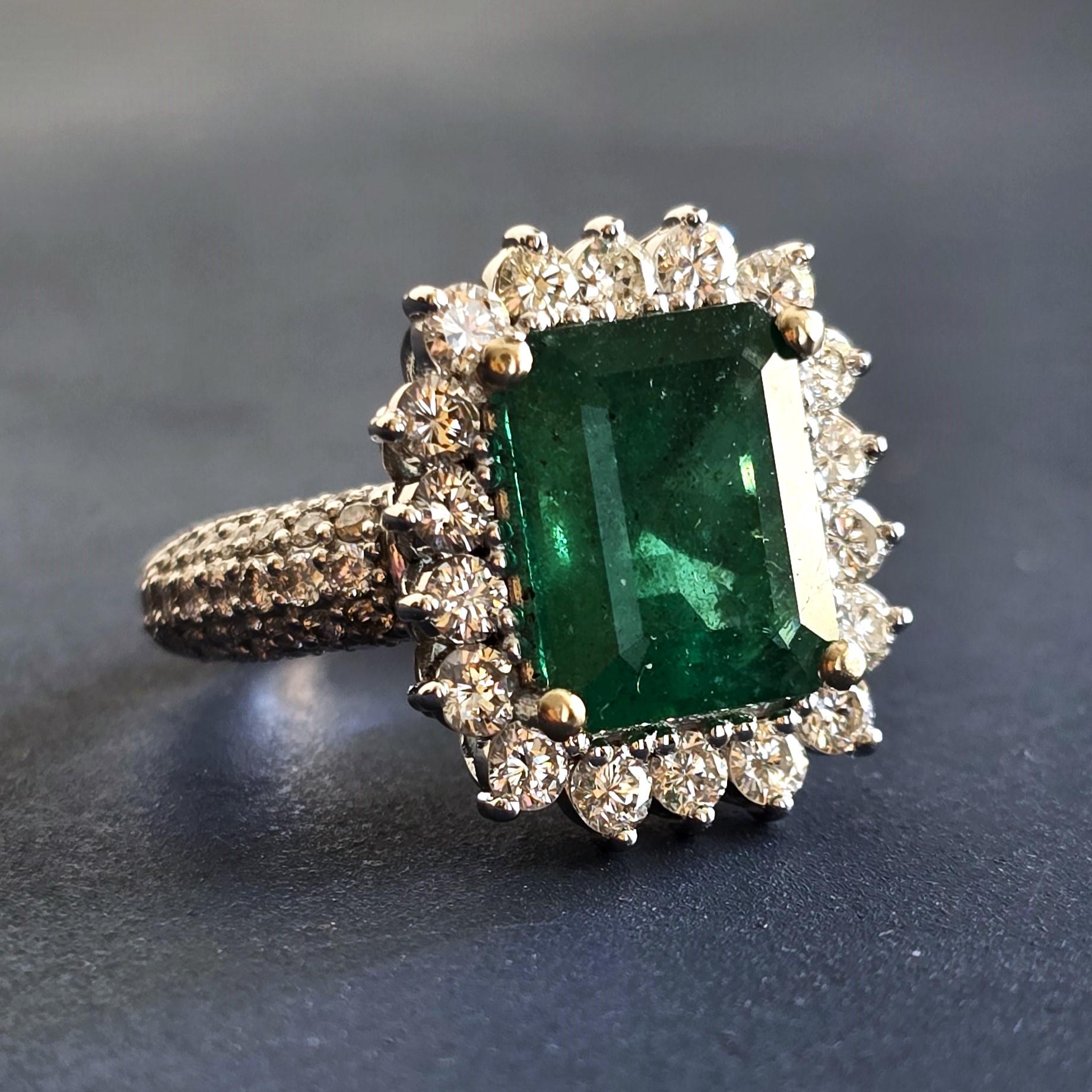 Taglio smeraldo Anello con smeraldo verde naturale da 3,75 carati, diamanti bianchi naturali, anello da donna in vendita