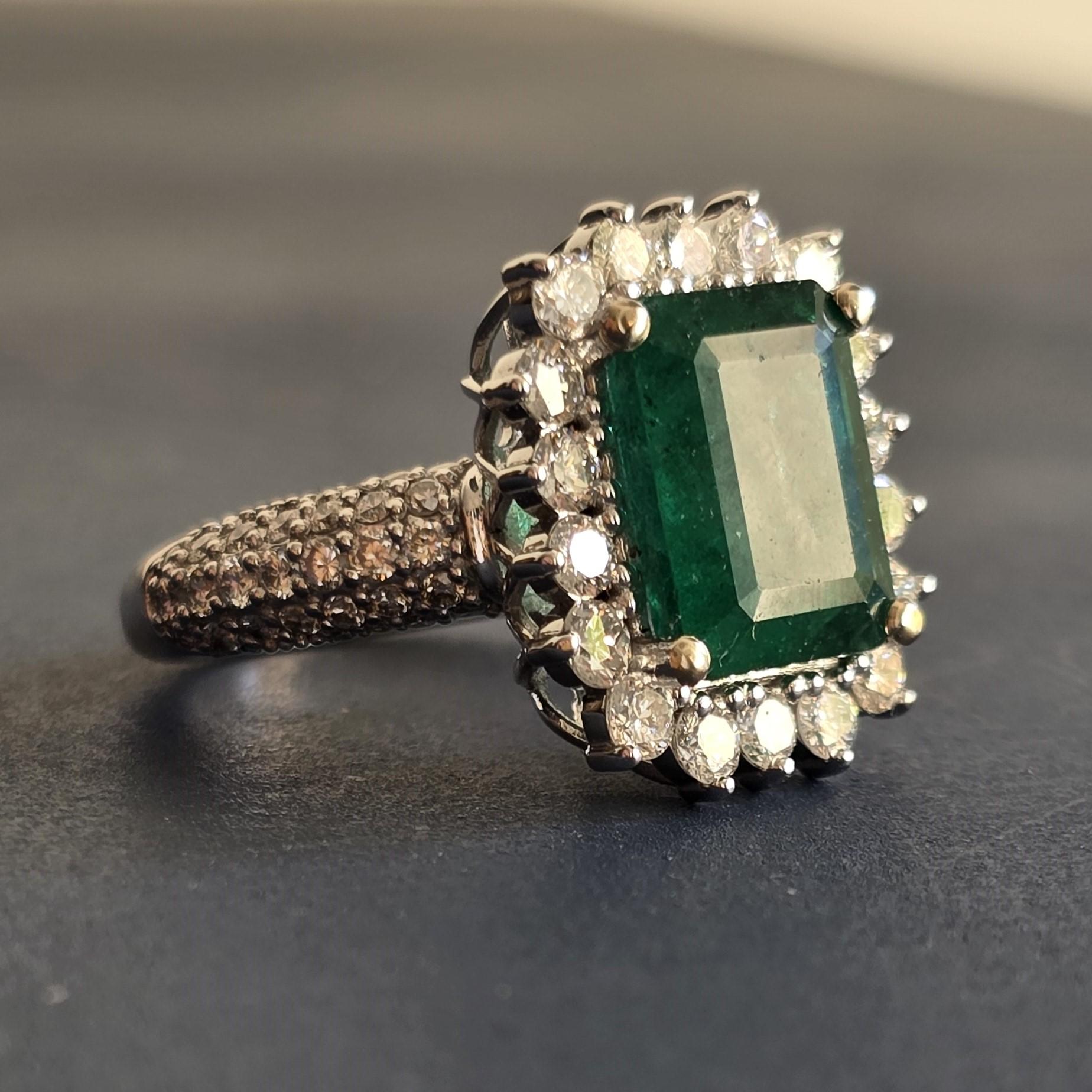 Anello con smeraldo verde naturale da 3,75 carati, diamanti bianchi naturali, anello da donna In condizioni Nuovo in vendita a Ramat Gan, IL