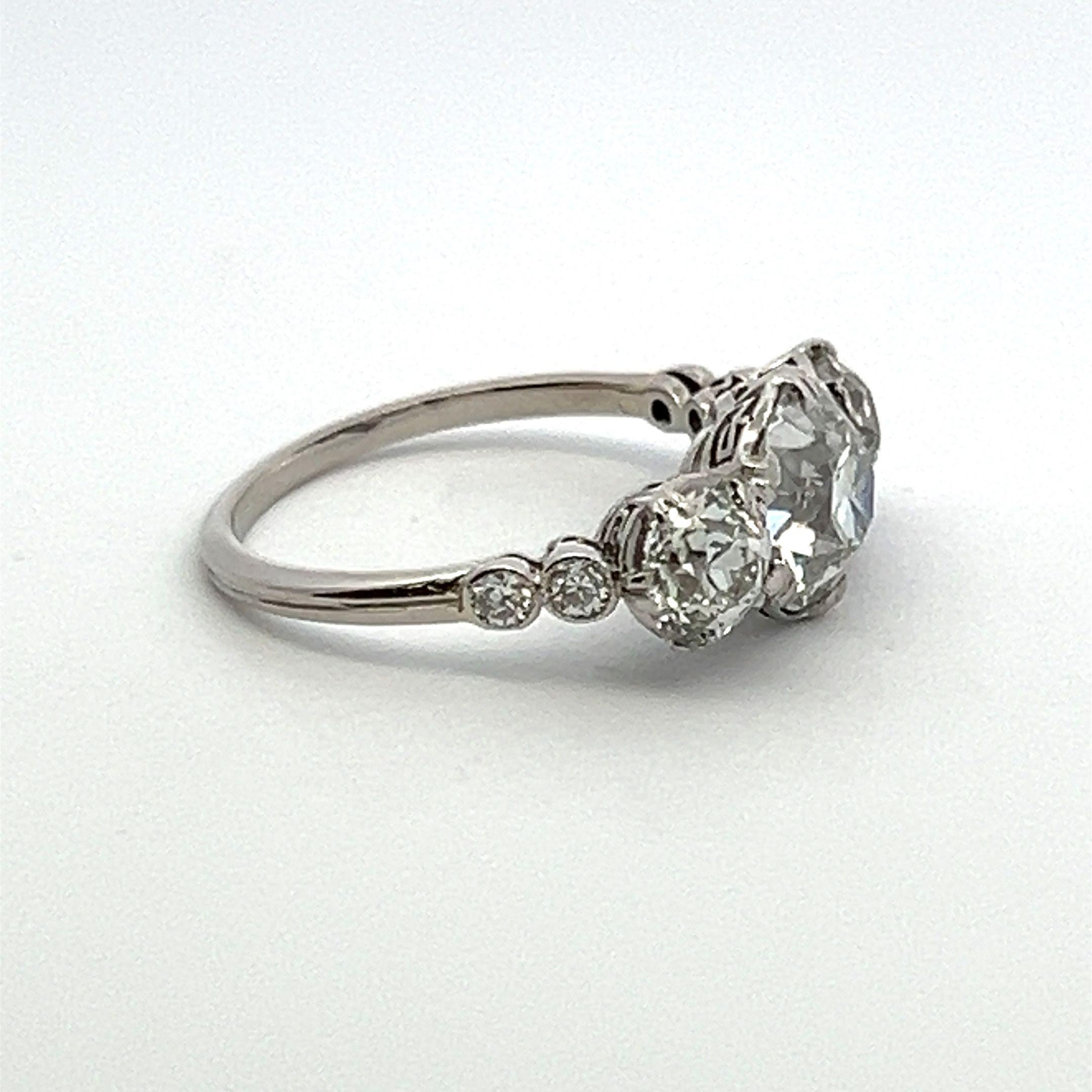 Taille vieille Europe Bague à trois pierres I-H-F SI1 avec diamants de 3,75 carats de taille européenne ancienne en vente