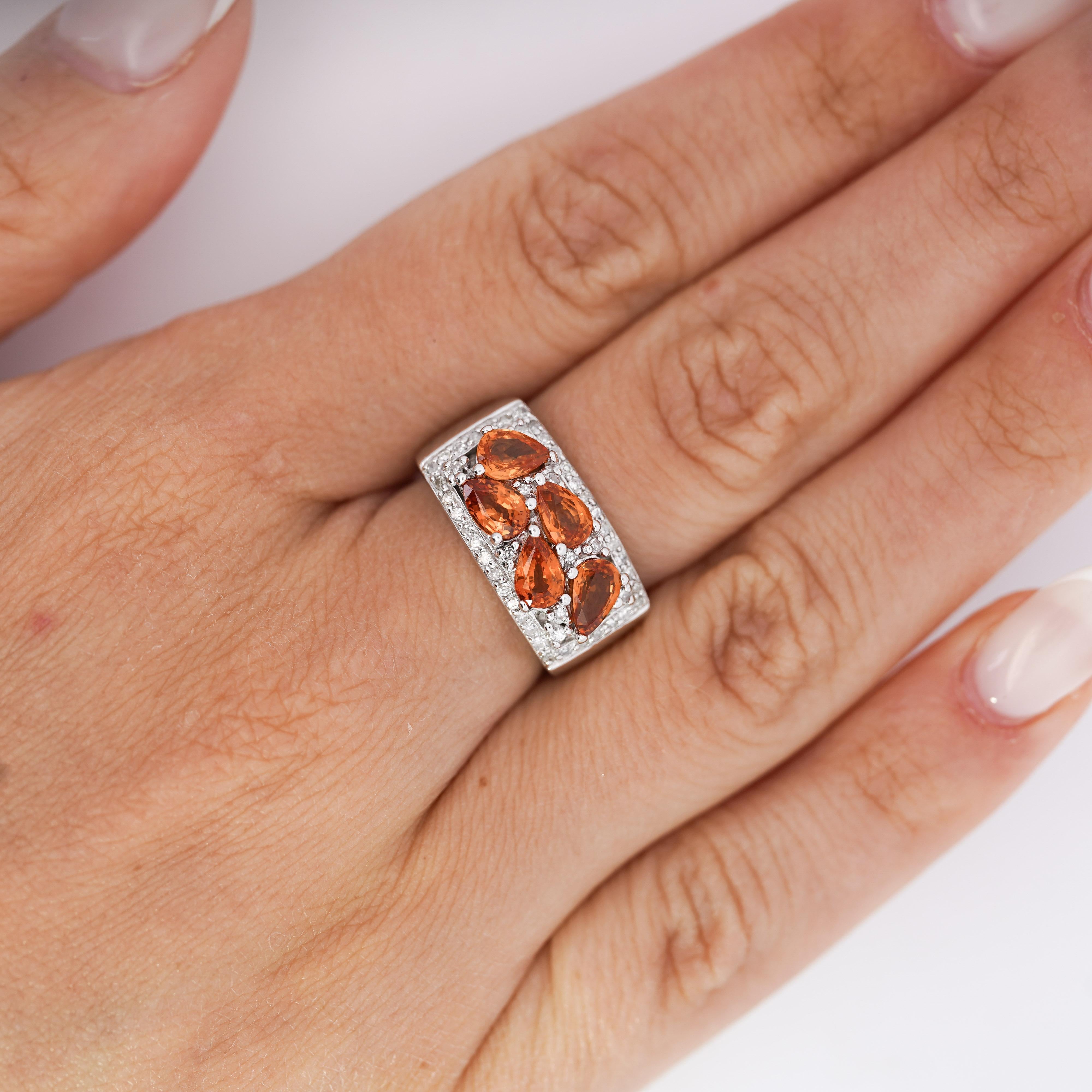 Barocco Anello in oro 14K con zaffiro arancione taglio pera e cluster di diamanti da 3,75 carati in vendita