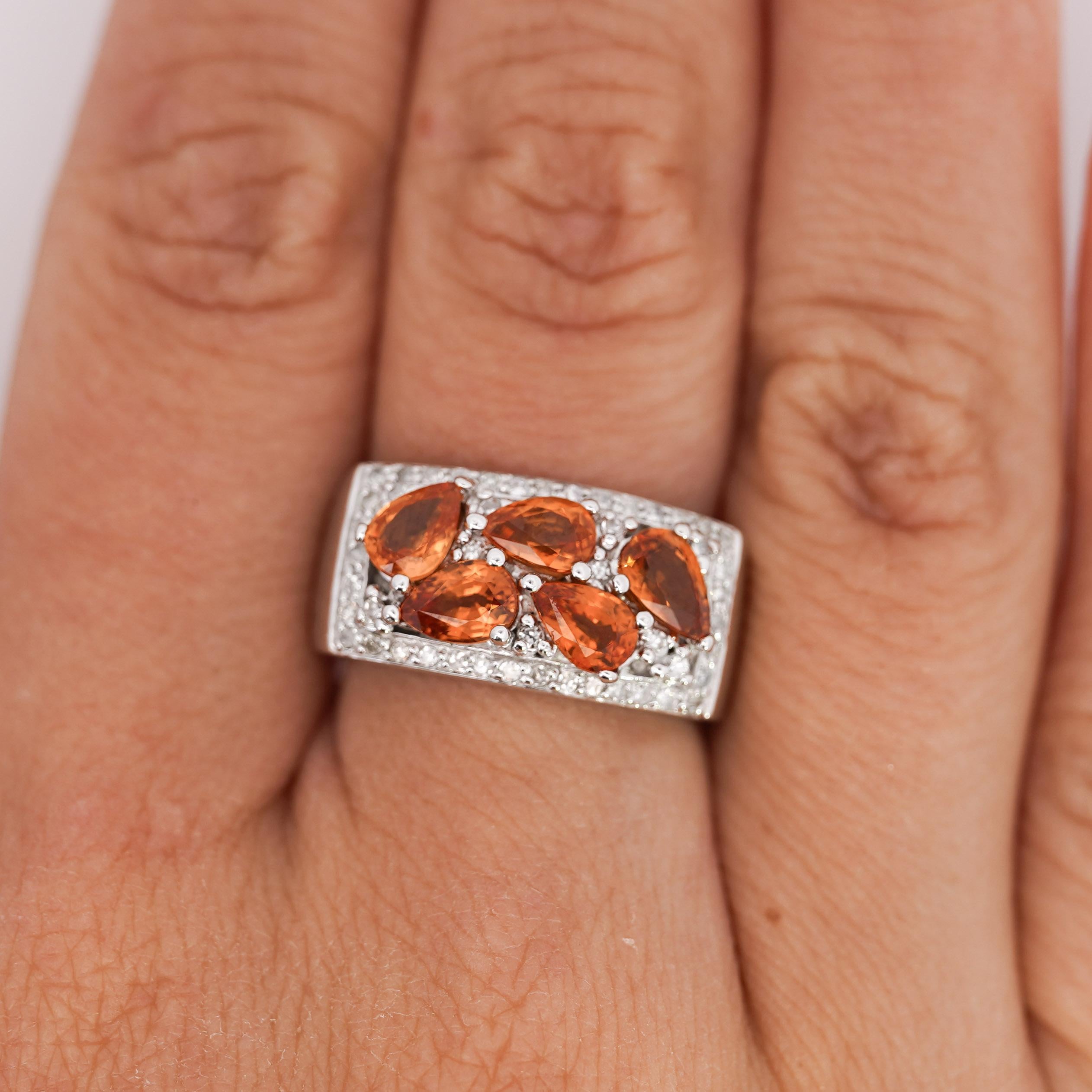 Anello in oro 14K con zaffiro arancione taglio pera e cluster di diamanti da 3,75 carati In condizioni ottime in vendita a Miami, FL