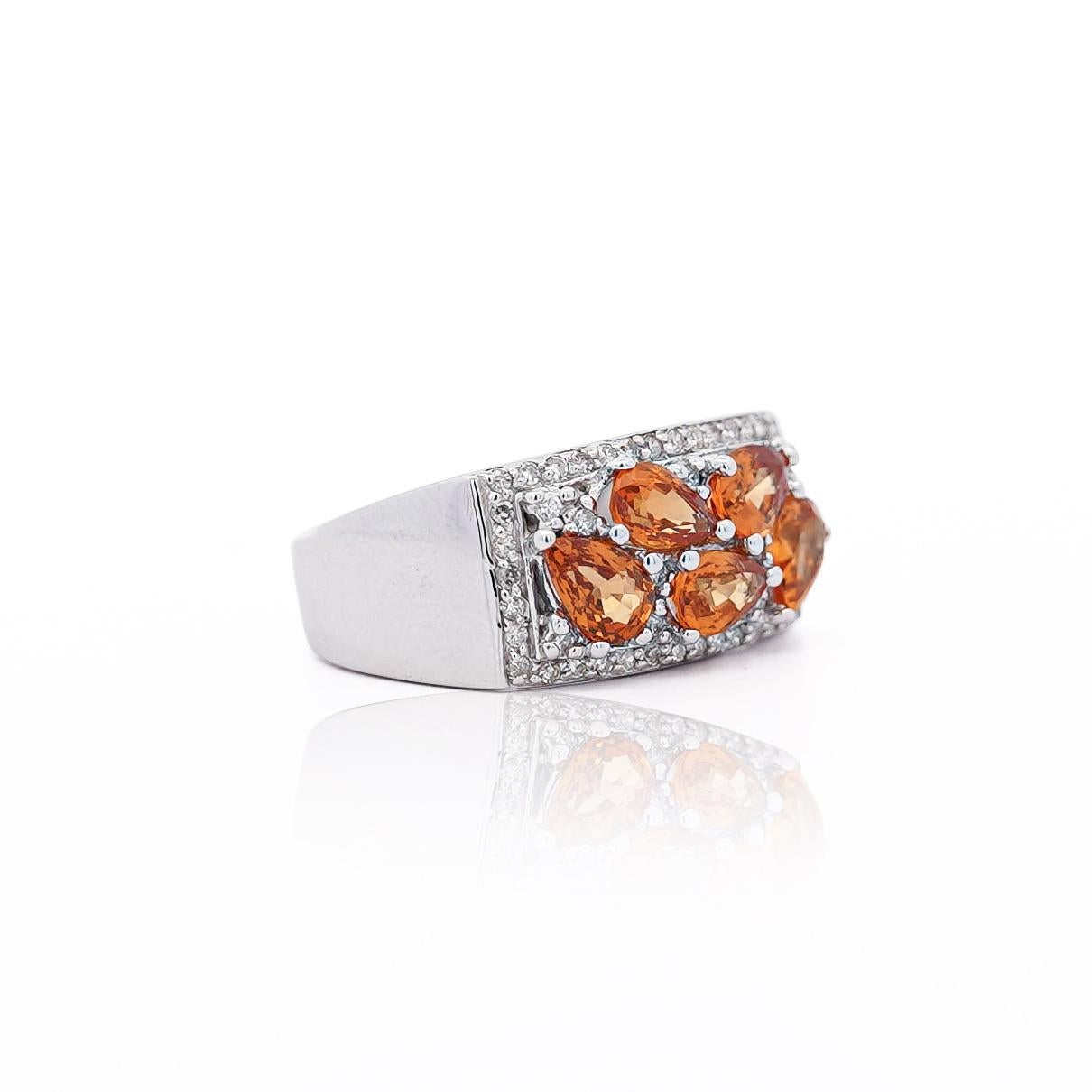 Donna Anello in oro 14K con zaffiro arancione taglio pera e cluster di diamanti da 3,75 carati in vendita
