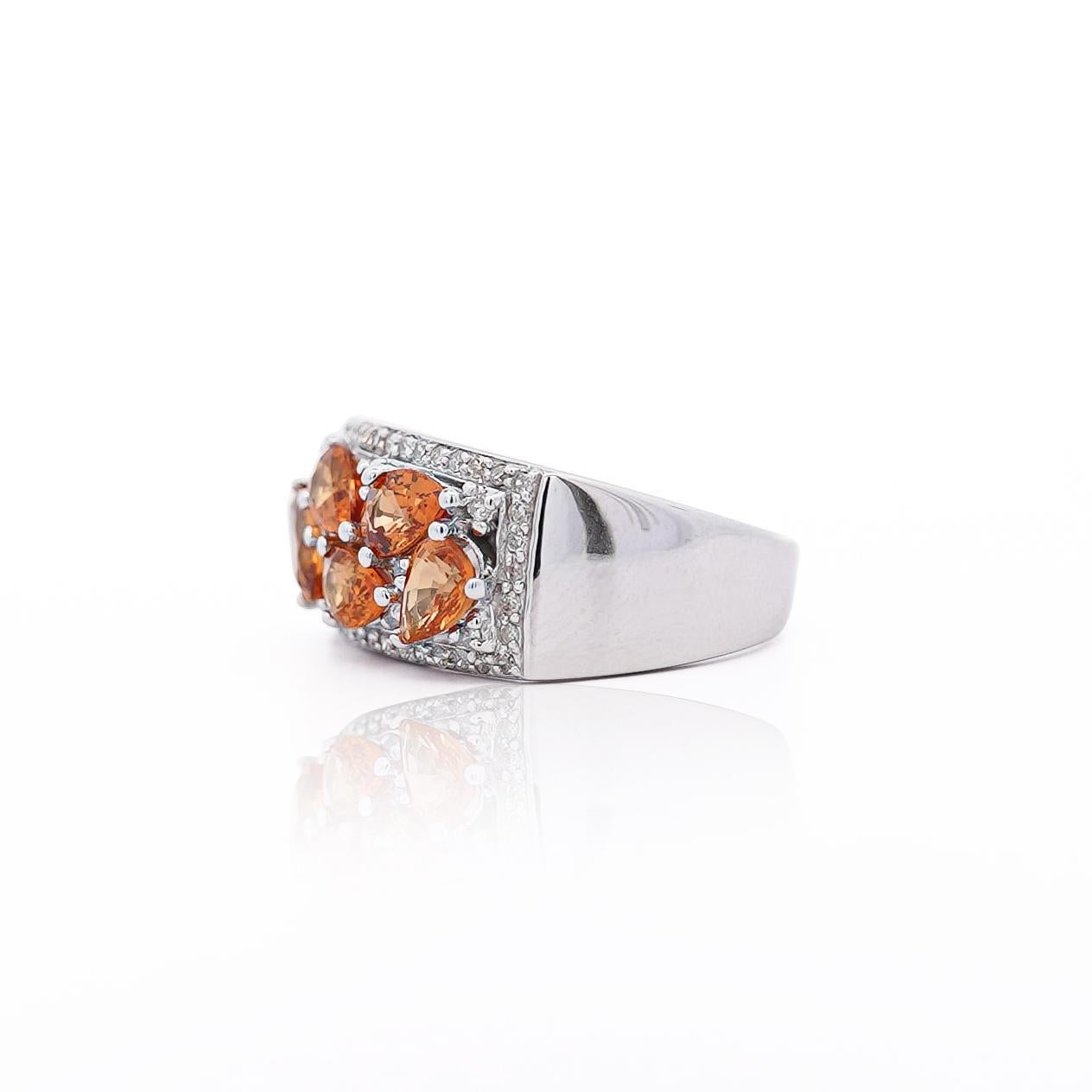 Anello in oro 14K con zaffiro arancione taglio pera e cluster di diamanti da 3,75 carati in vendita 1