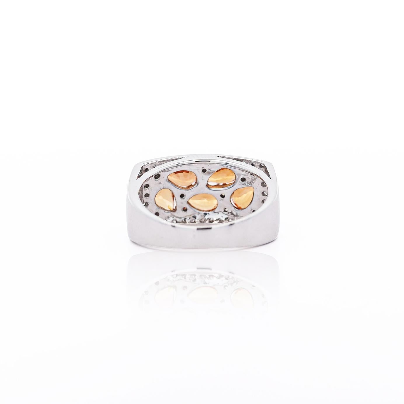 Anello in oro 14K con zaffiro arancione taglio pera e cluster di diamanti da 3,75 carati in vendita 2