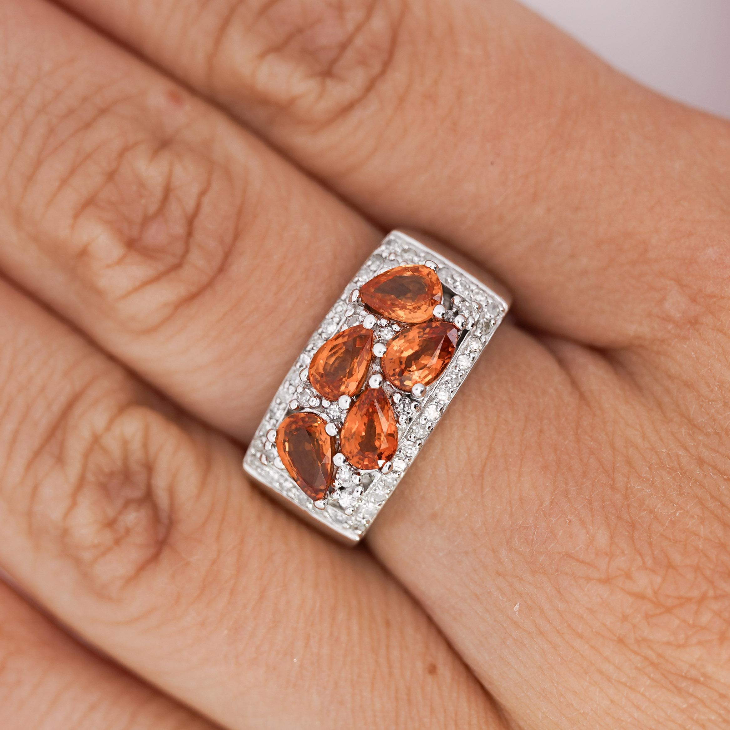 Anello in oro 14K con zaffiro arancione taglio pera e cluster di diamanti da 3,75 carati in vendita 3