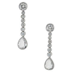 Orecchini pendenti in platino con diamante a forma di pera da 3,75 carati
