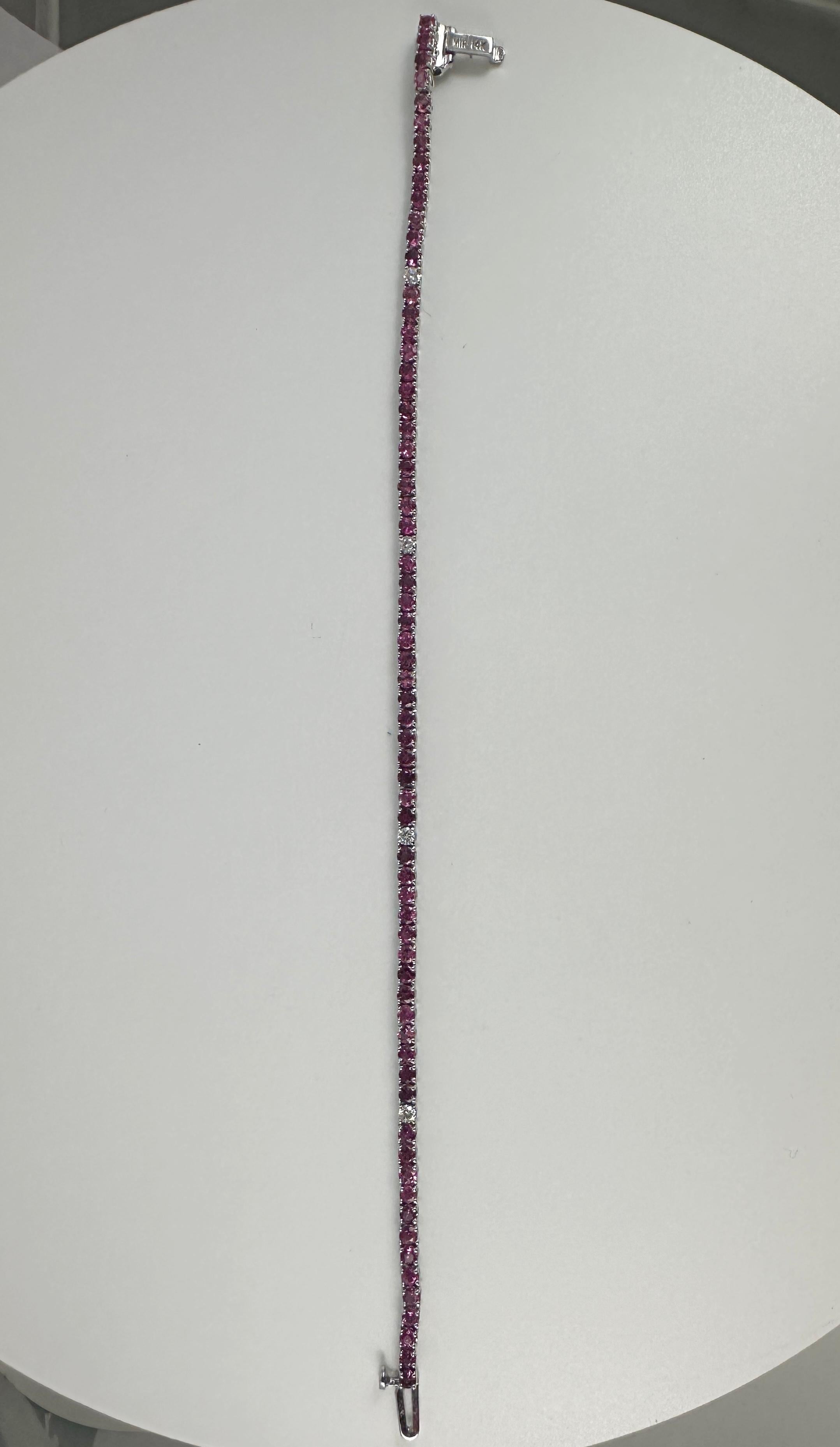 Contemporaneo Bracciale Tennis con zaffiro rosa e diamanti da 3,75 carati in oro bianco 14K in vendita