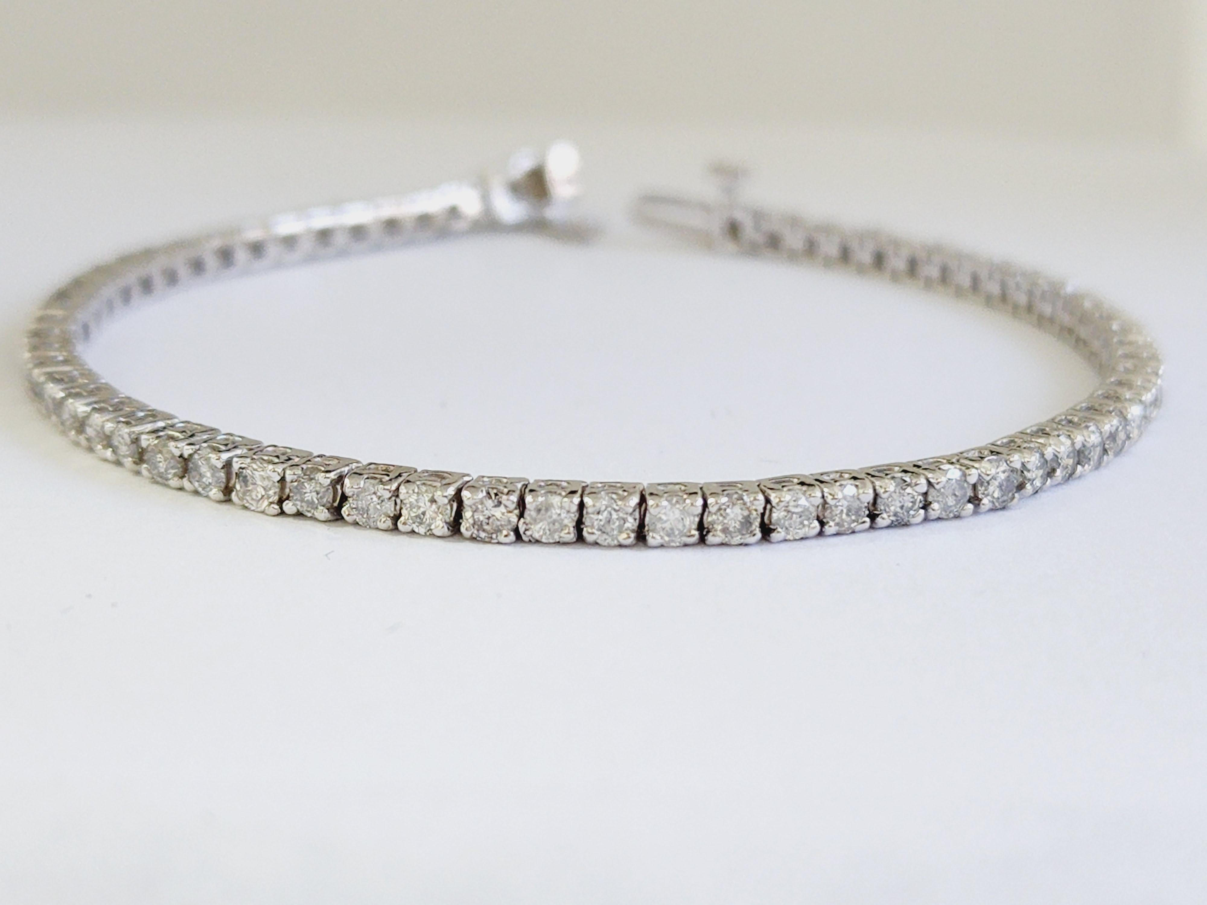 Beautiful diamond tennis bracelet, round-brilliant cut diamonds. set on 14k white gold. each stone is set in a classic four-prong style for maximum light brilliance. Every day style. Extraordinary elegance. 7 inch length. Average Color H-I , Clarity