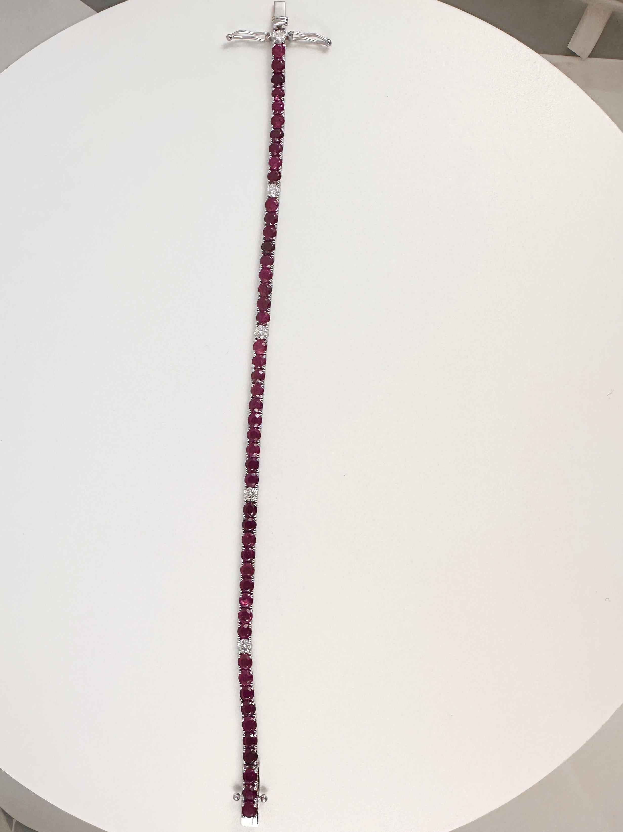 Contemporaneo Bracciale Tennis con rubini e diamanti da 3,75 carati in oro bianco 14K in vendita