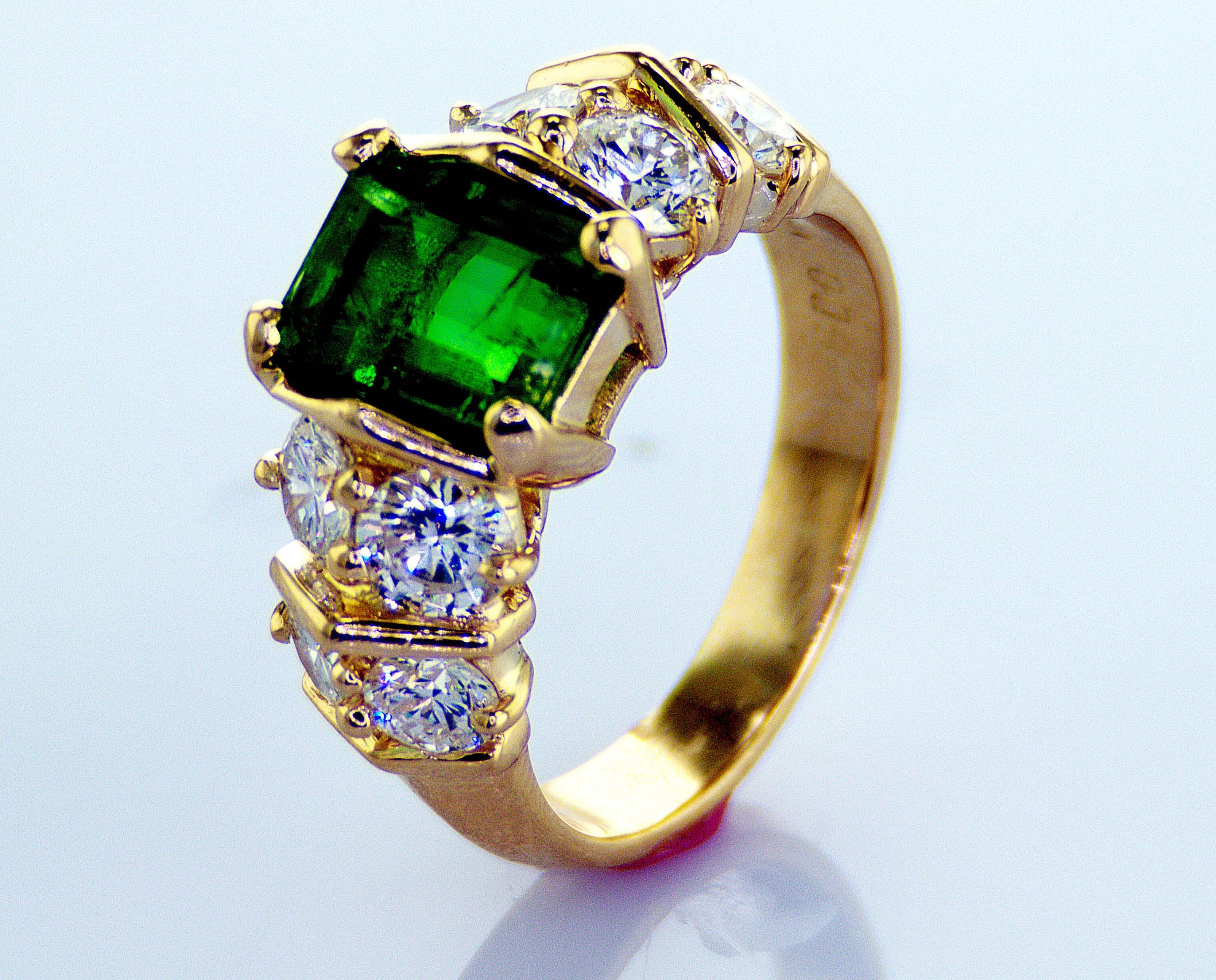 3.75 Carat Total Emerald Cut Emerald and Round Diamond 18 Karat Gold Band Ring In Good Condition For Sale In Scottsdale, AZ