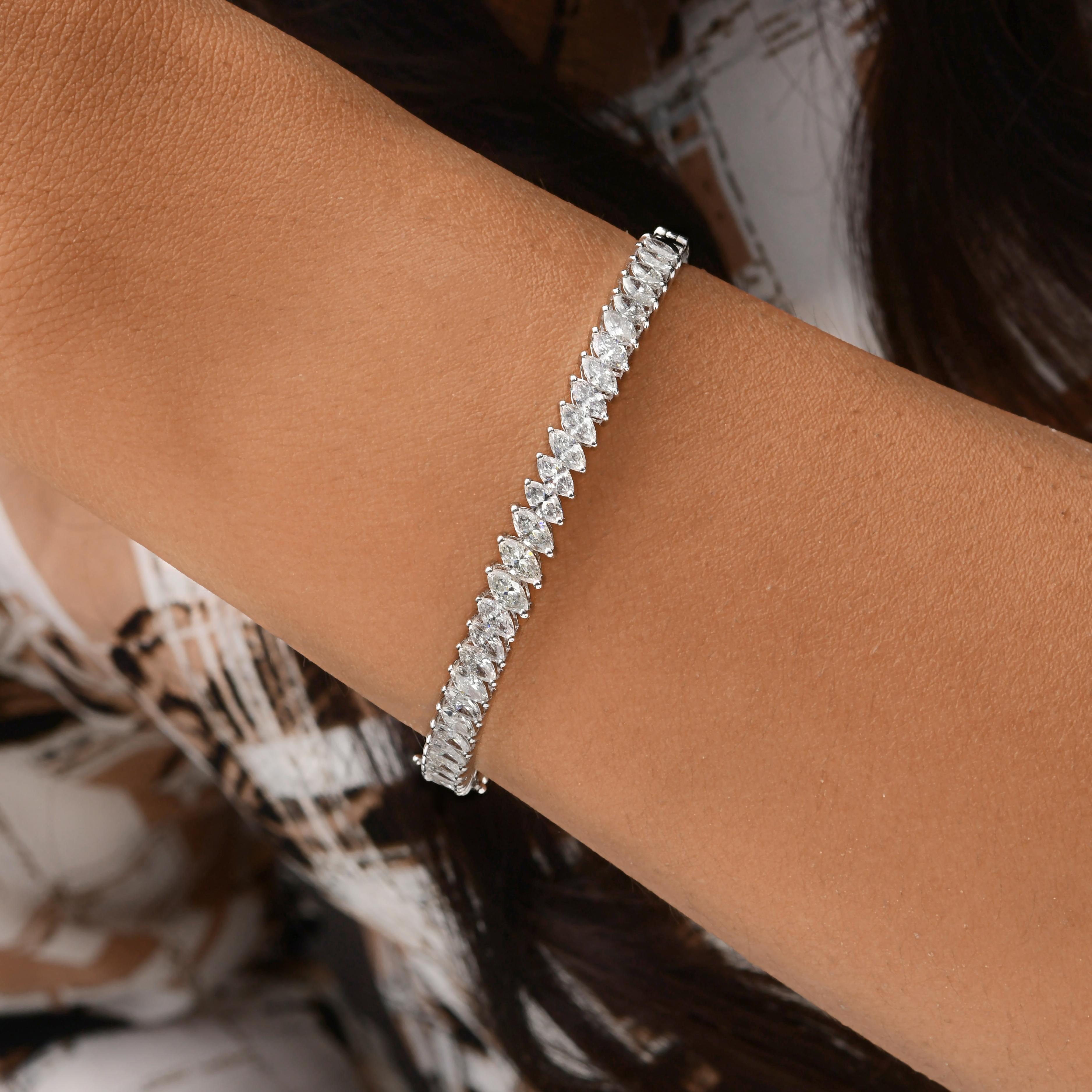 Fundida en oro de 18 quilates, esta exquisita pulsera está engastada con 3,75 quilates de brillantes diamantes. El diamante es una piedra de nacimiento de abril y se cree que aumenta la confianza y potencia la creatividad. Un regalo maravilloso para