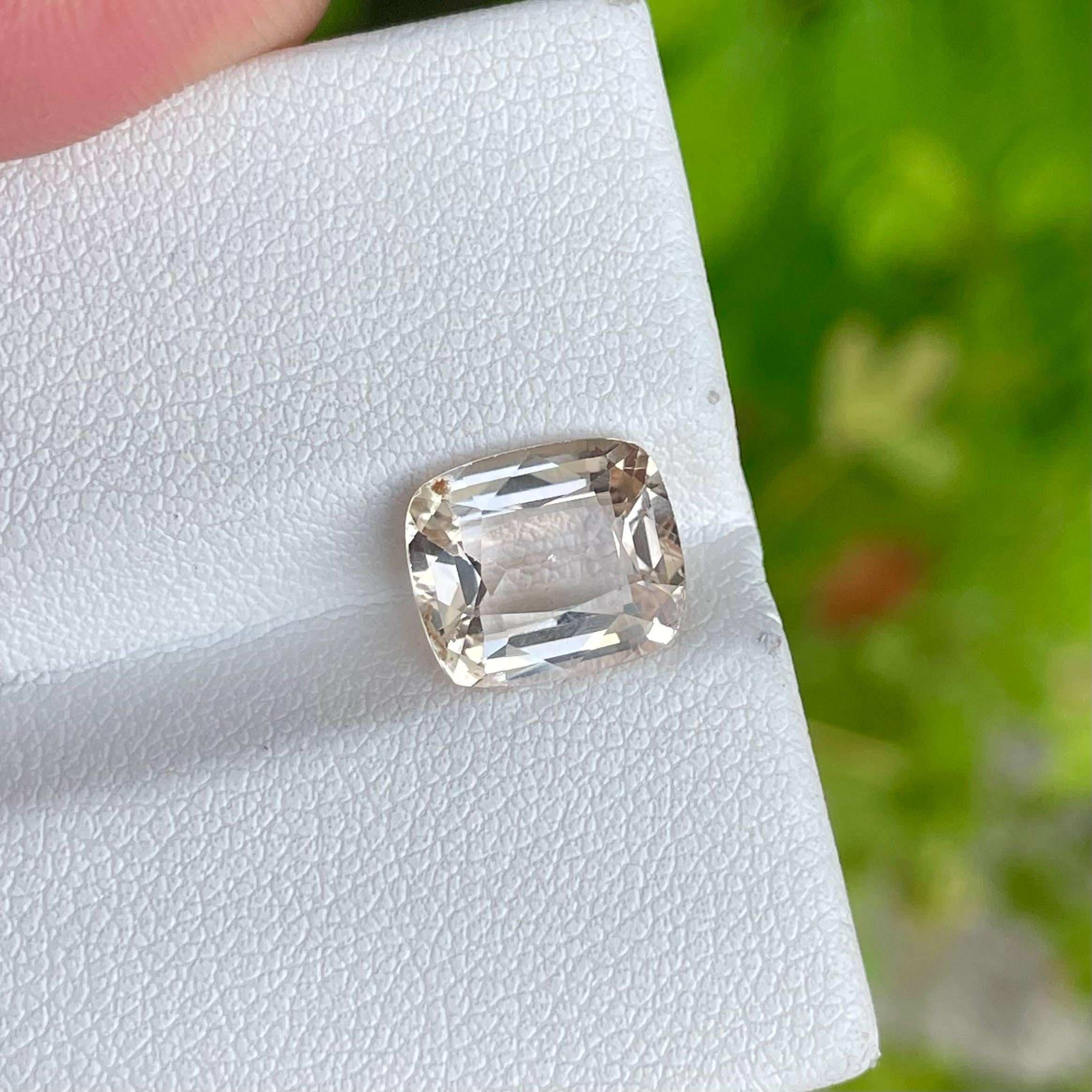 Peso 3,75 carati 
Dimensioni 10,0x8,6x5,0 mm 
Trattamento nessuno 
Origine Pakistan 
Chiarezza SI
Forma del cuscino 
Tagliare un cuscino di fantasia 



Questa squisita pietra di Topazio Pesca da 3,75 carati è una meraviglia naturale proveniente
