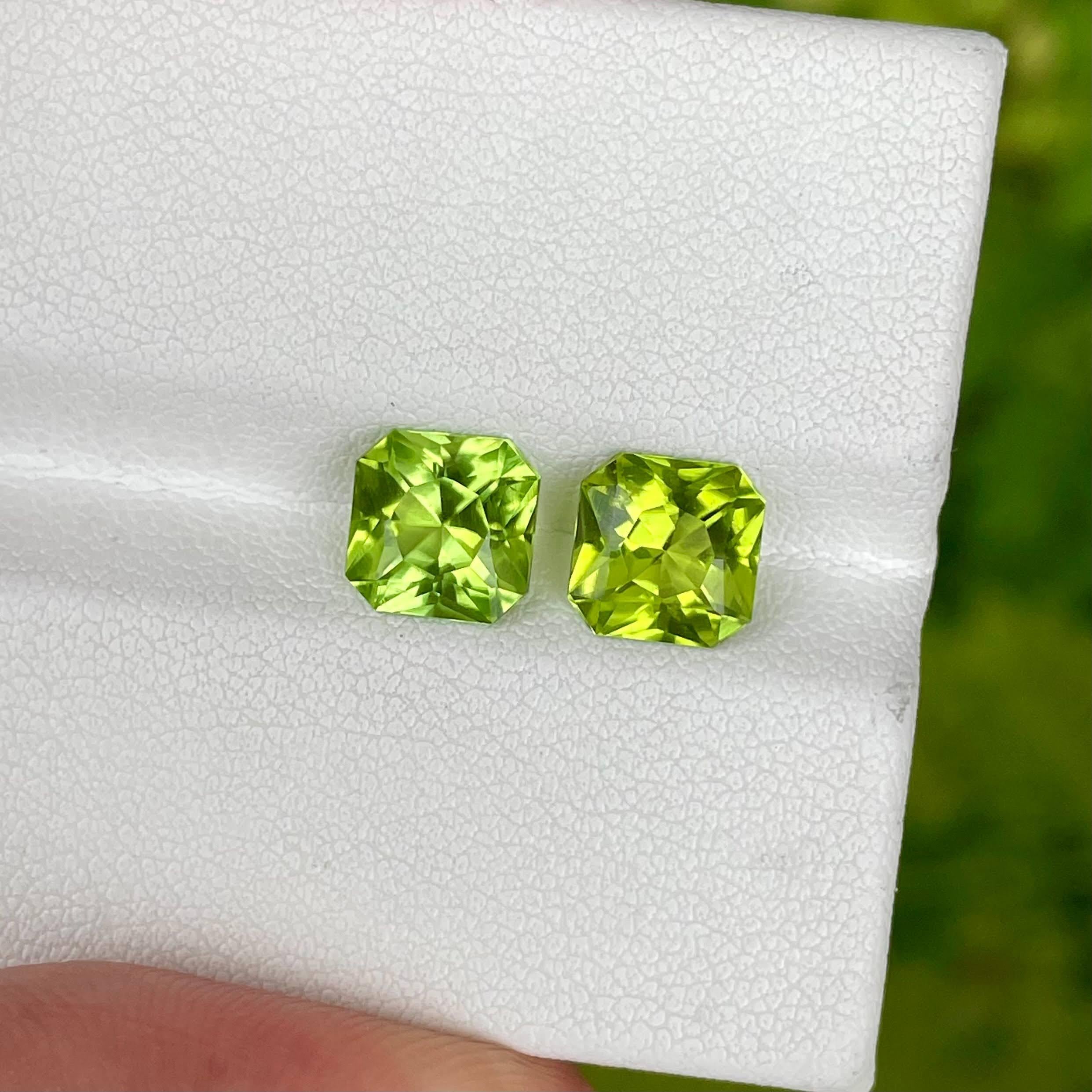 Peso 3,75 quilates 
Dimensiones 7,3x7,3x4,8 mm
Tratamiento ninguno 
Origen Pakistán 
Claridad VVS
Forma octógono 
Corte de precisión a medida 



Contempla el exquisito encanto de esta Pareja de Peridotos Verdes, una deslumbrante manifestación de la