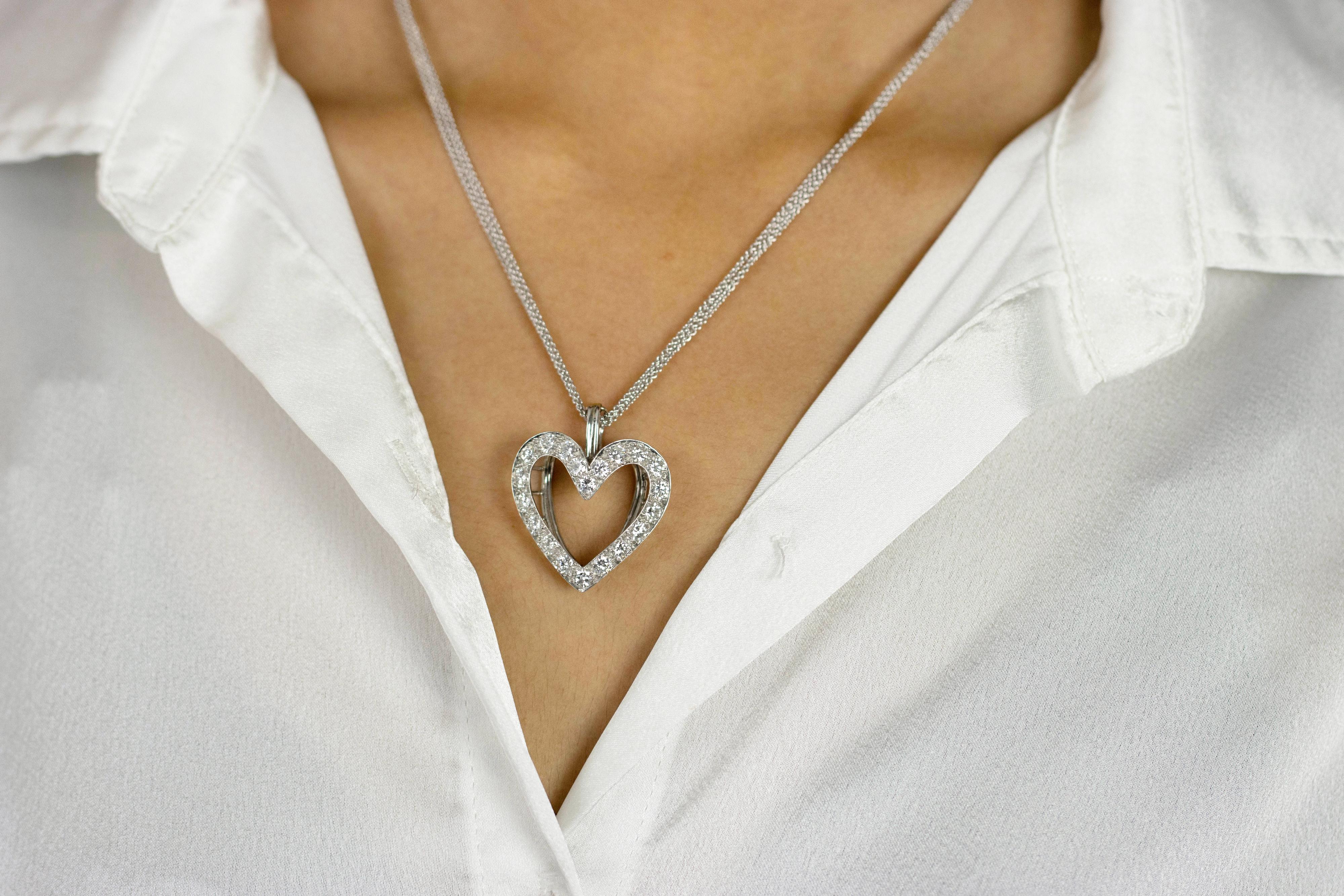 3.75 Carats Total Diamond Round Brilliant Open Work 3D Heart Pendant Necklace Pour femmes en vente