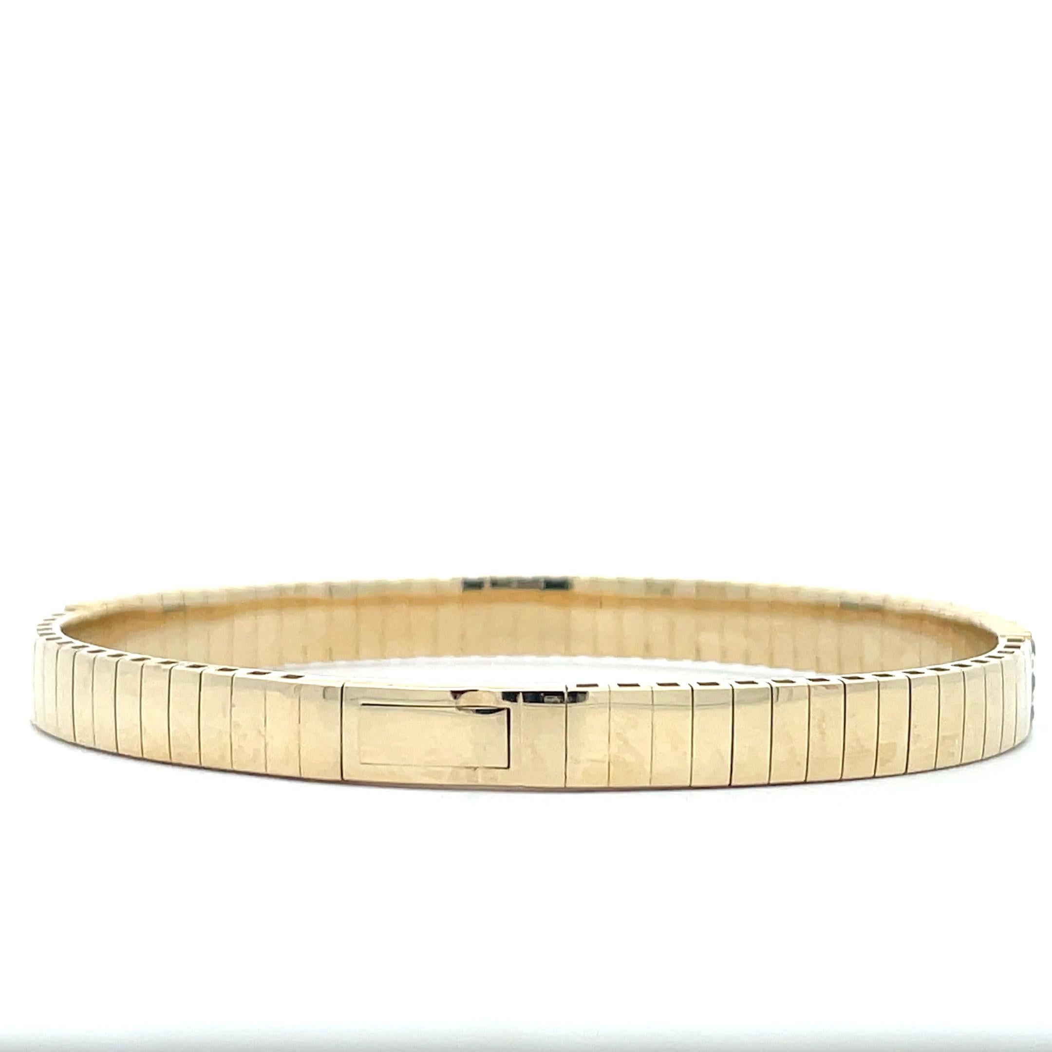 Unser Armreif aus massivem 14-karätigem Gold schimmert mit einer Brillanz, die nur von sorgfältig geschliffenen Diamanten erreicht werden kann, und erinnert an glitzerndes Wasser und funkelndes Sonnenlicht. Sein flexibles Design verleiht jedem