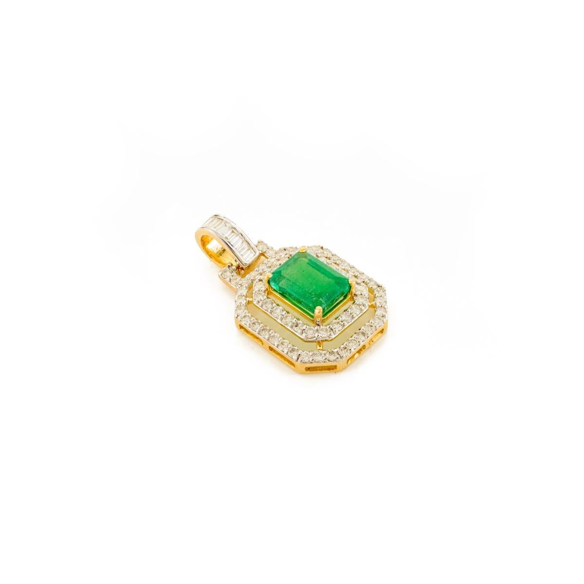 Moderne 3.75 Ct. Pendentif Emeraude Octogonale avec Diamants en Or Jaune 18K Cadeau pour Elle en vente