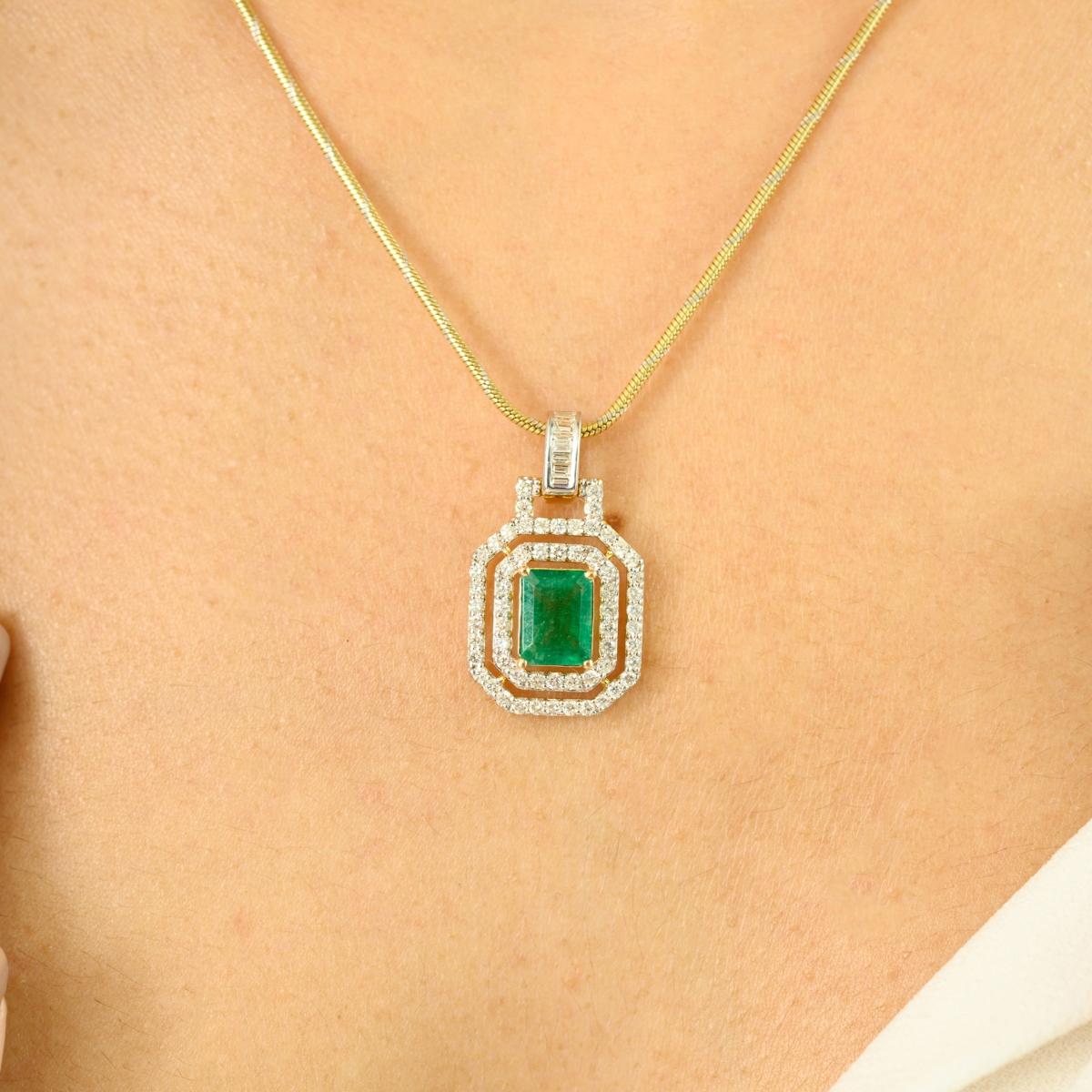 Taille octogone 3.75 Ct. Pendentif Emeraude Octogonale avec Diamants en Or Jaune 18K Cadeau pour Elle en vente