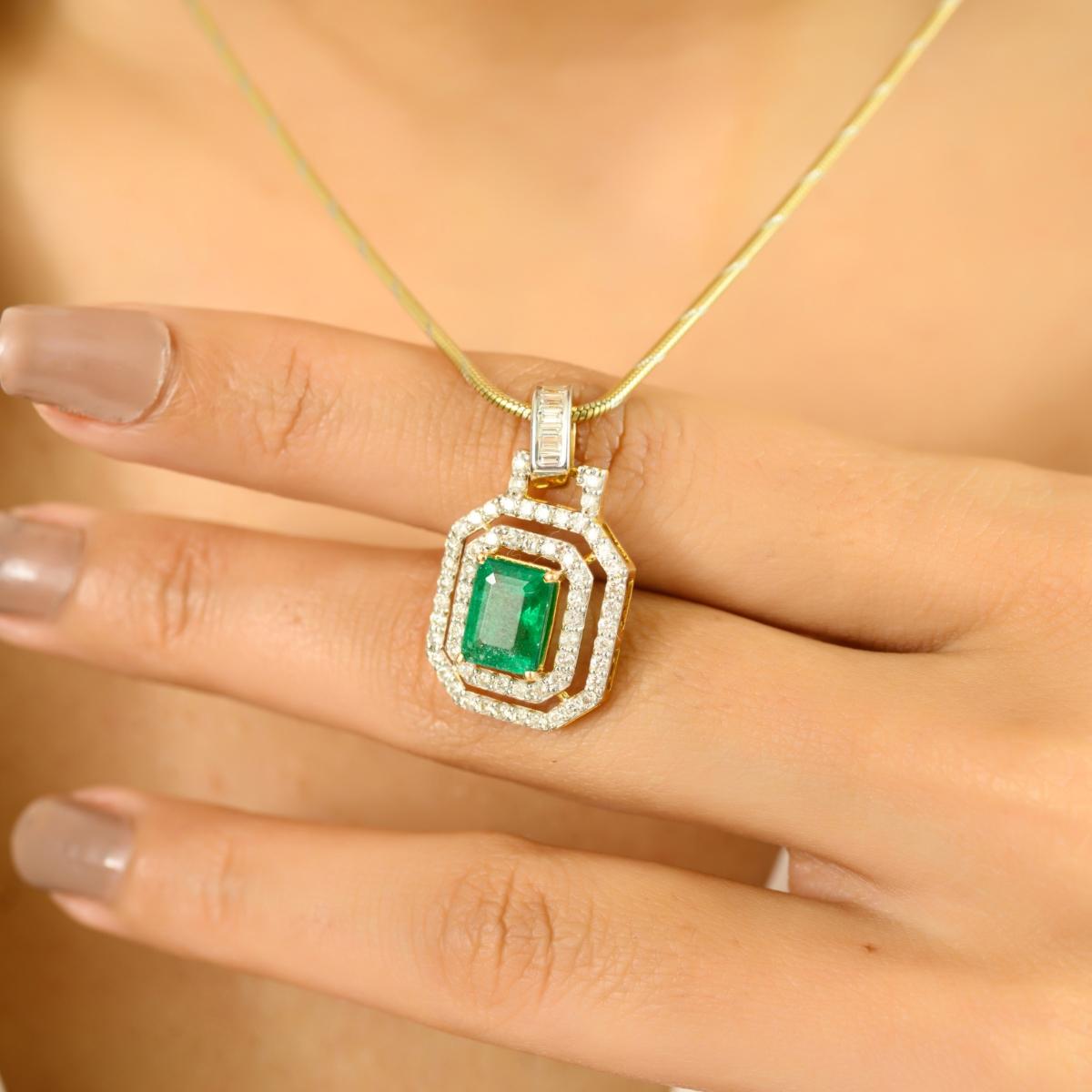 3.75 Ct. Pendentif Emeraude Octogonale avec Diamants en Or Jaune 18K Cadeau pour Elle Pour femmes en vente