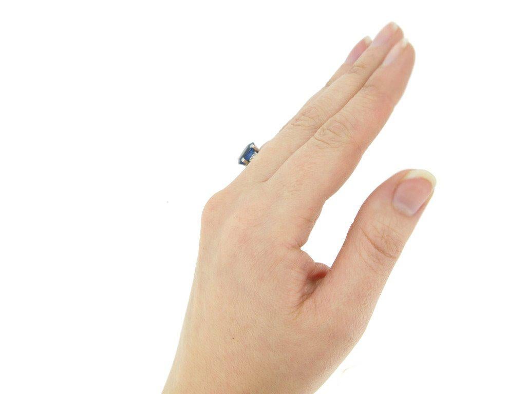 3,75 Karat ungeschliffener königsblauer burmesischer Saphir und Diamantring im Zustand „Gut“ im Angebot in London, GB