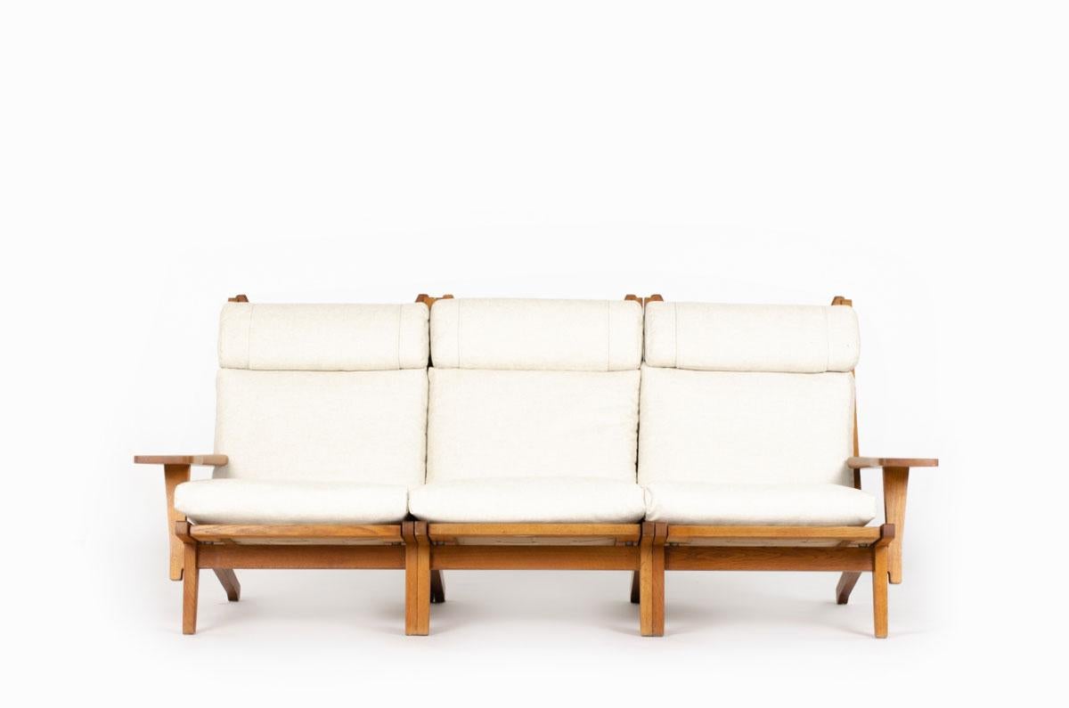 3-sitziges Sofa Modell GE 375 von Hans Wegner für Getama in den 60er Jahren (Label unter dem Sitz, siehe Bild).
Struktur aus patinierter Eiche, die in 3 Teile zerlegt werden kann
Kissen für Sitze, Rückenlehnen und Kopfstützen