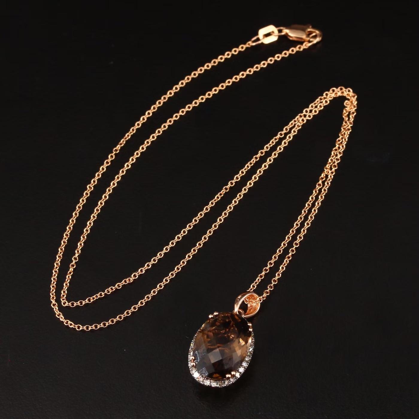 Designer EFFY Necklace, stamped and hallmarks

NEW with tags, Tag Price $3750 

14K Rose gold, stamped 14K

4.35 CWT Chocolate Smoky and Diamond

Necklace chain is also EFFY 14K Rose gold chain, 18 inches

Comes with gift box