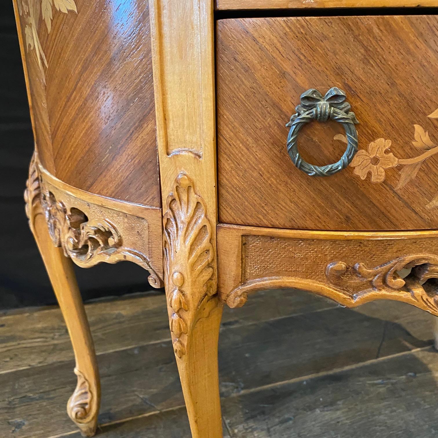 #3755: Französischer Louis XV Elegant Demilune Marmorplatte Beistelltisch & Petite Cabinet im Zustand „Gut“ im Angebot in Hopewell, NJ