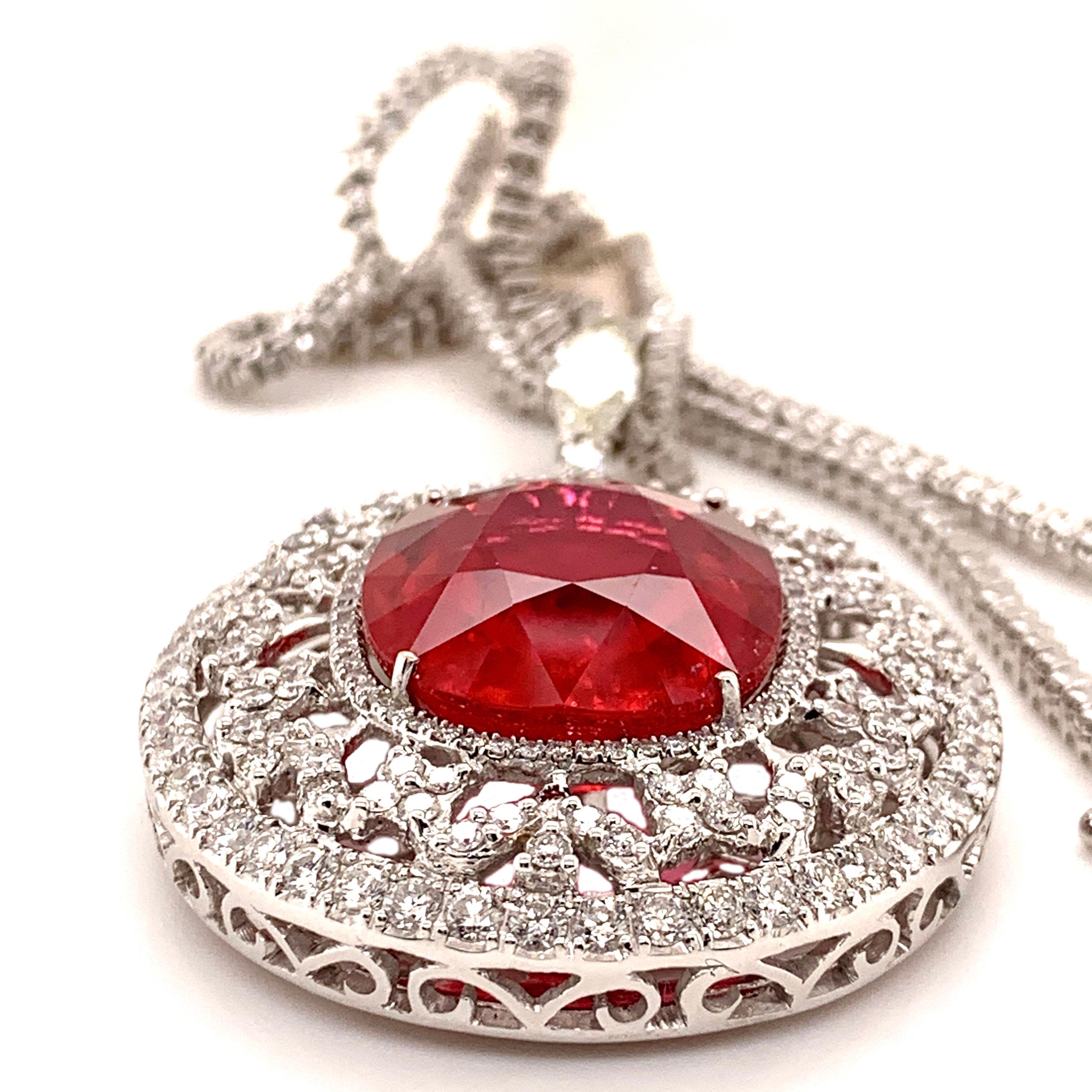 Taille ovale Collier pendentif rubellite en tourmaline de 37,56 carats en vente