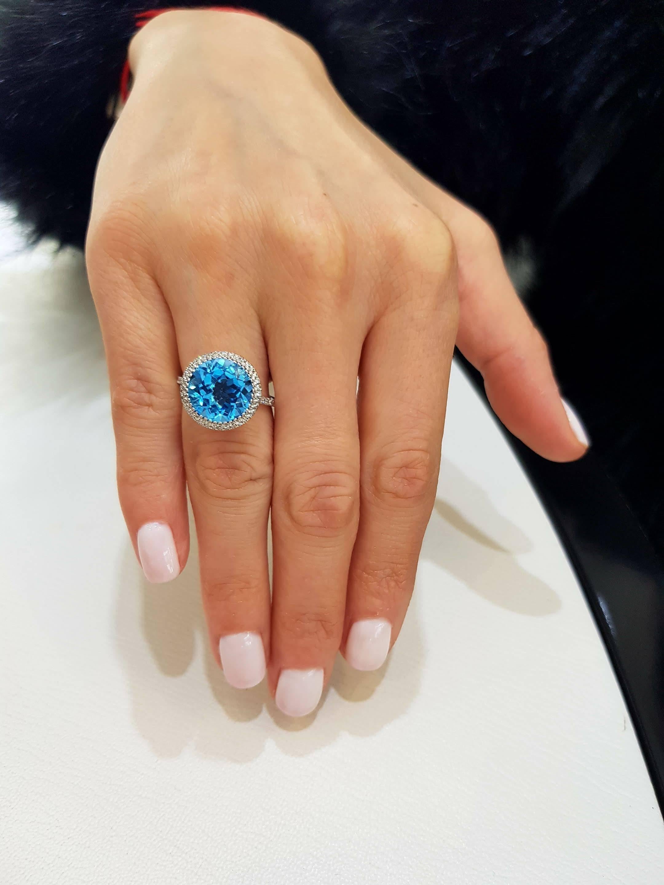 Donna Anello di fidanzamento con topazio blu rotondo da 3,75 carati e diamante da 0,38 carati  oro bianco 18 carati in vendita